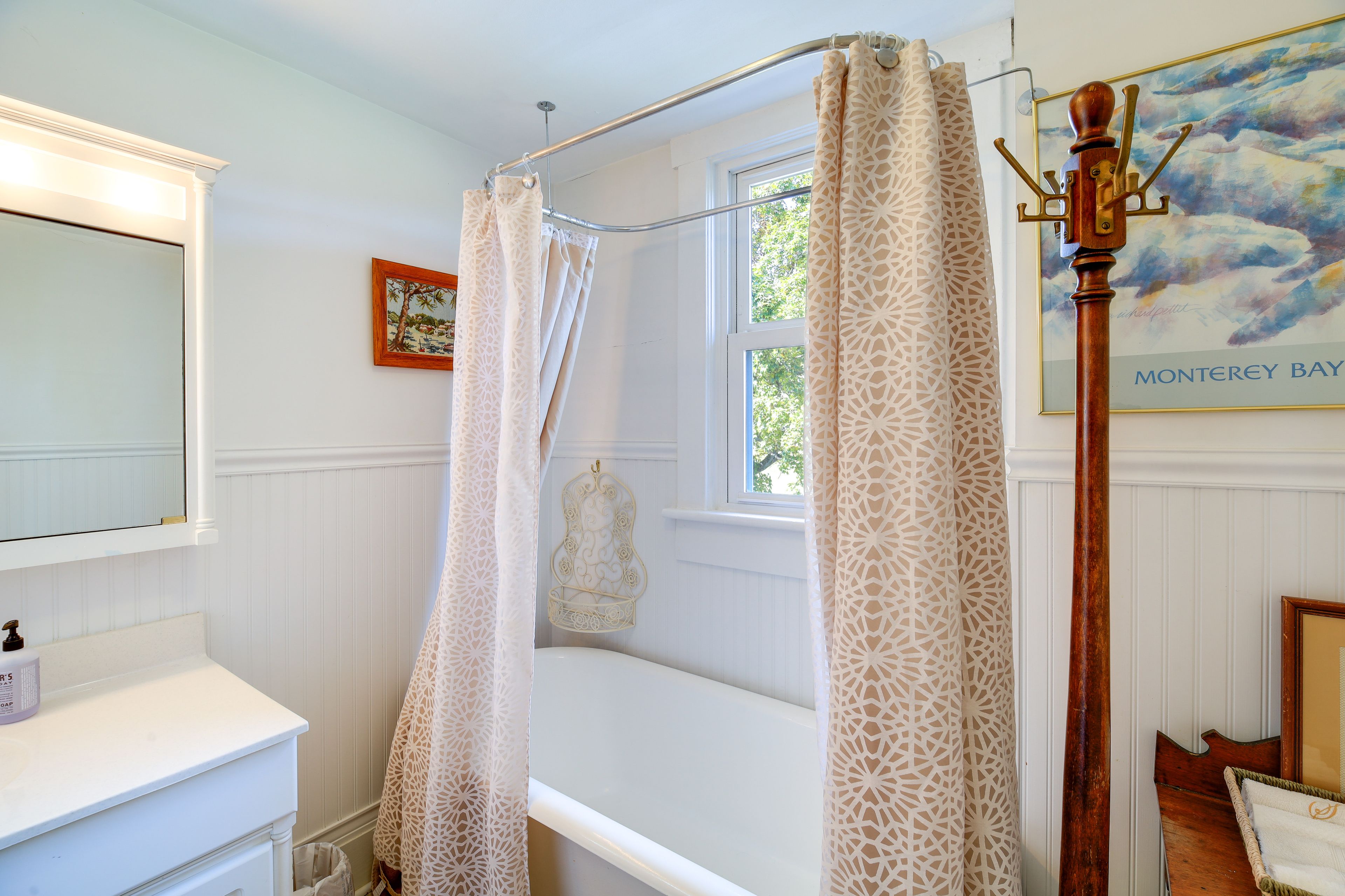 Full Bathroom | 2nd Floor | Hair Dryer