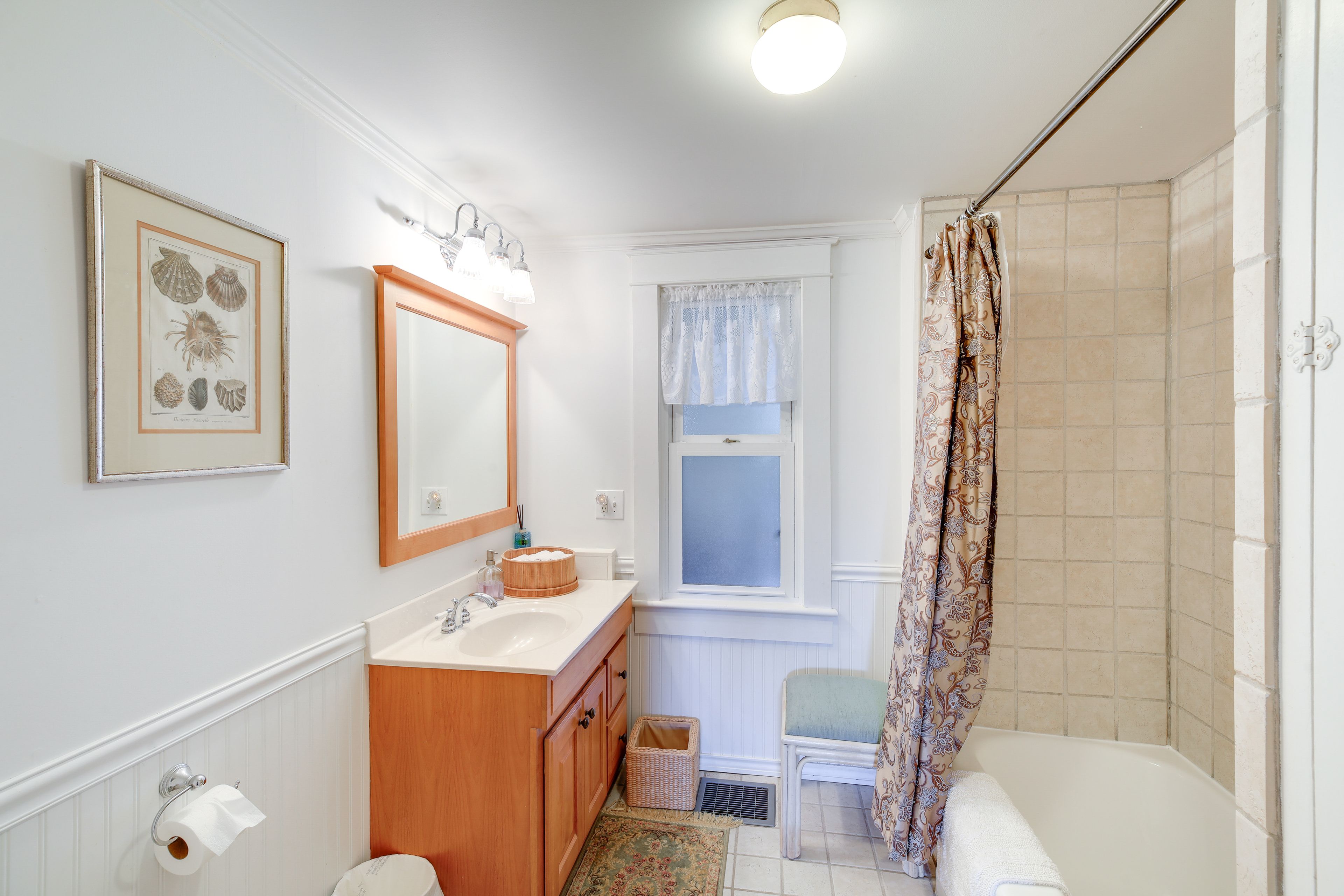Full Bathroom | 1st Floor | Towels Provided | Complimentary Toiletries