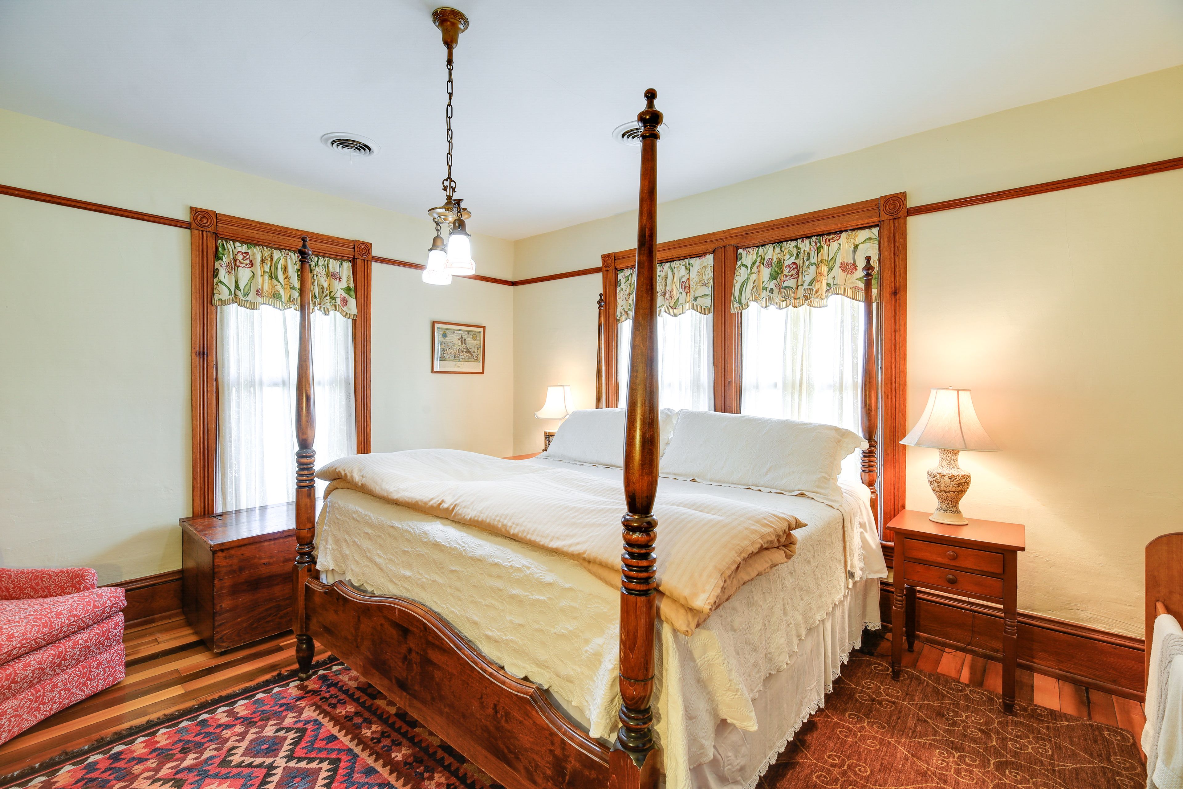 Bedroom 2 | King Bed | 2nd Floor | Hangers