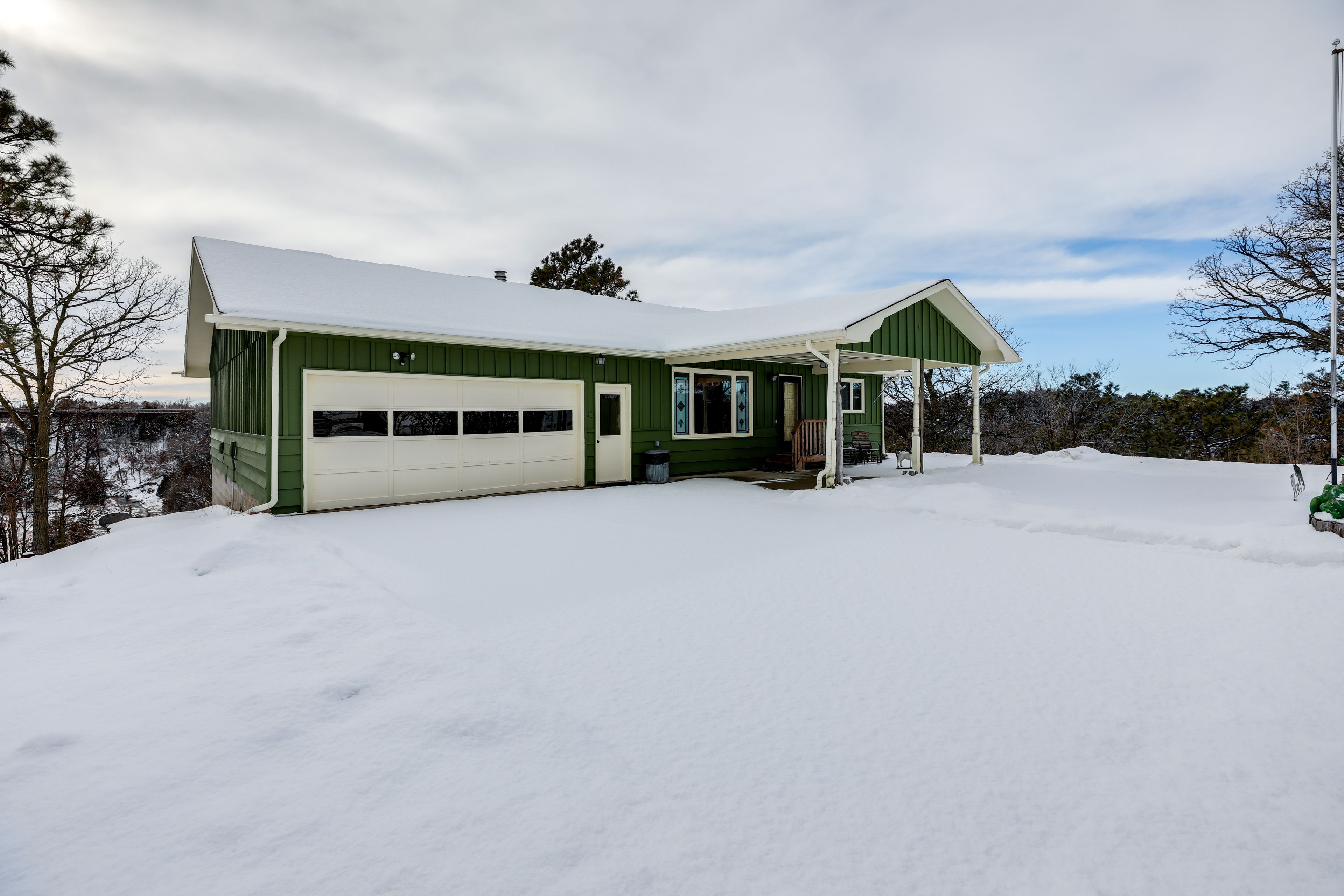 Parking | Garage (2 Vehicles) | Driveway (2 Vehicles) | RV/Trailer Parking