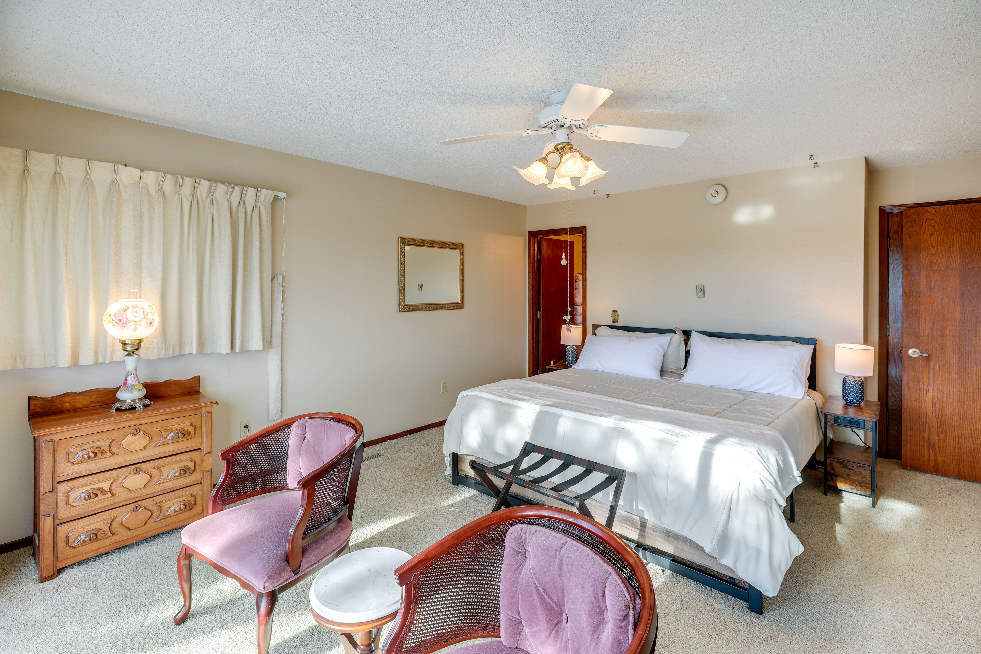 Bedroom 1 | King Bed | En-Suite Bathroom | 1st Floor
