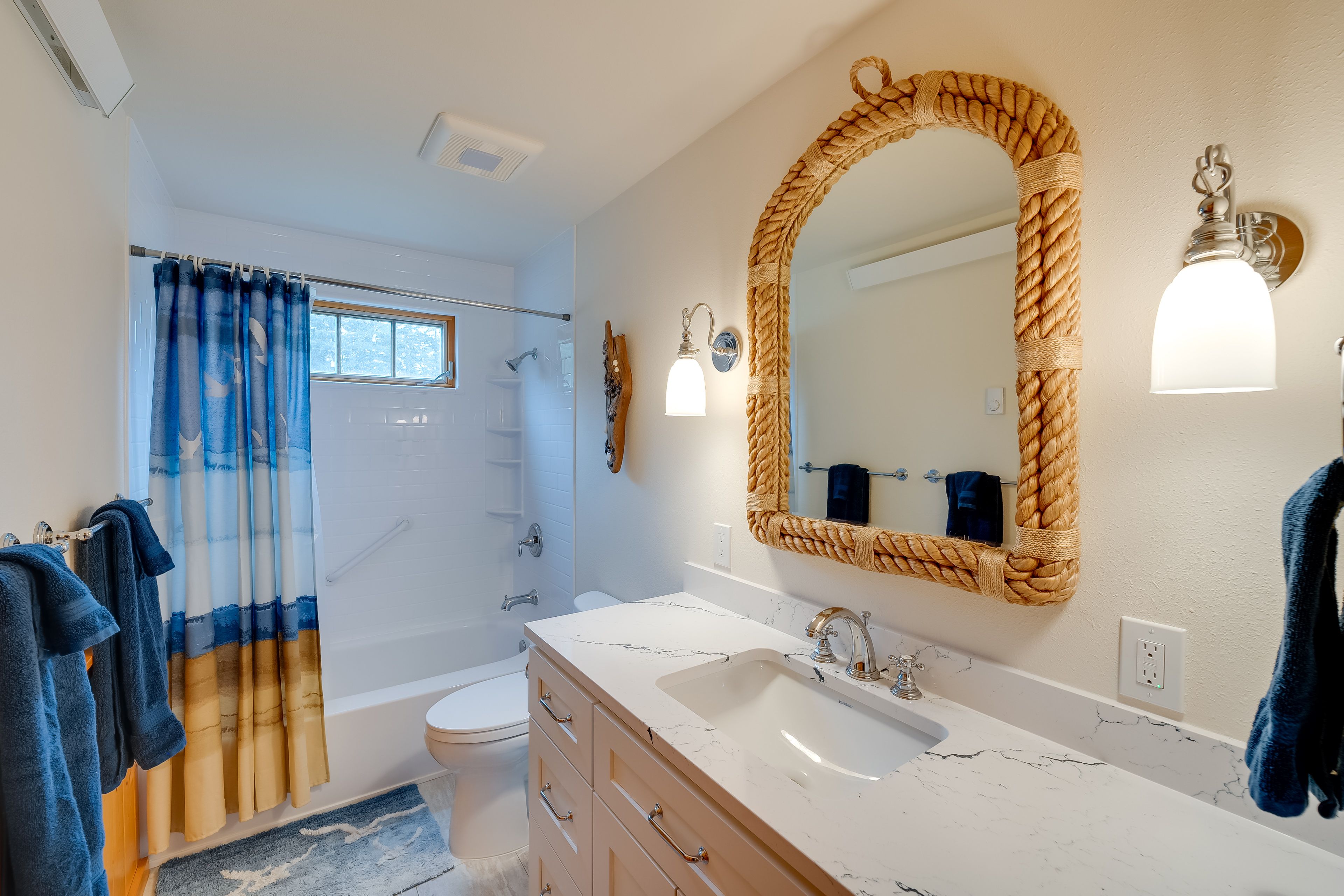 Full Bathroom | Towels Provided