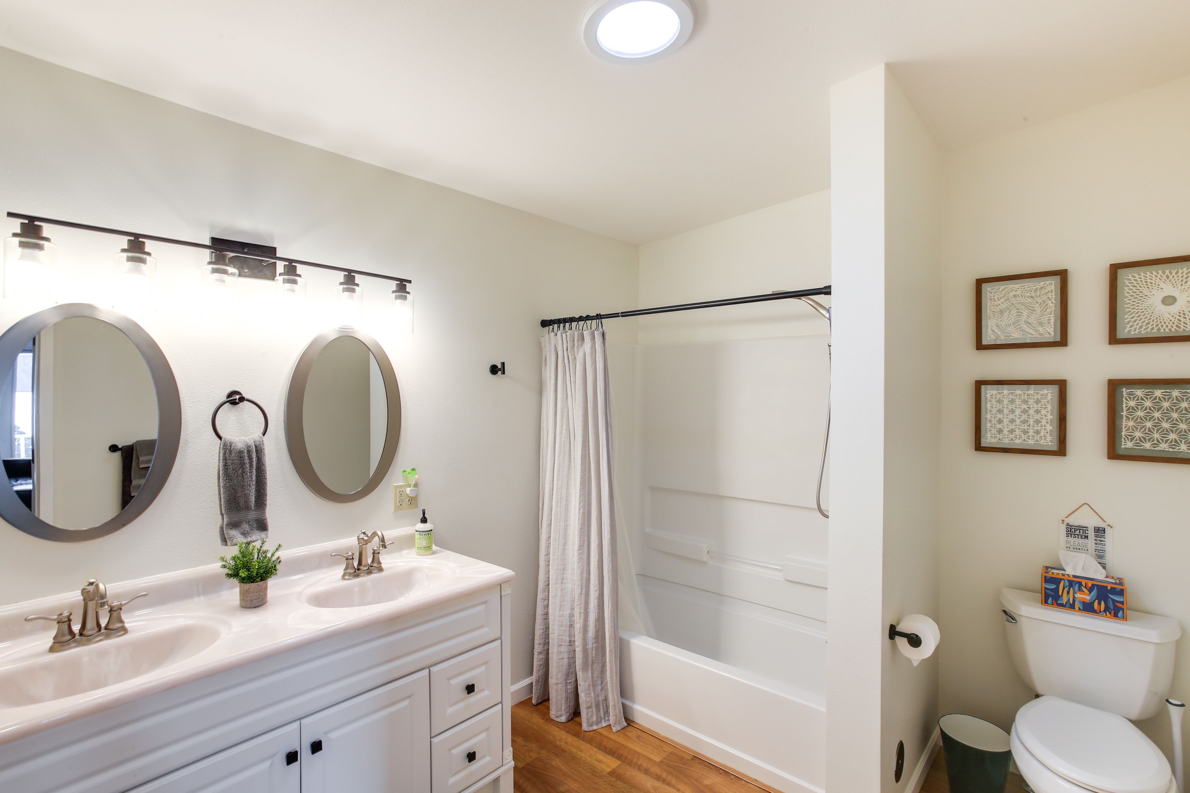 En-Suite Bathroom | Towels Provided | Complimentary Toiletries