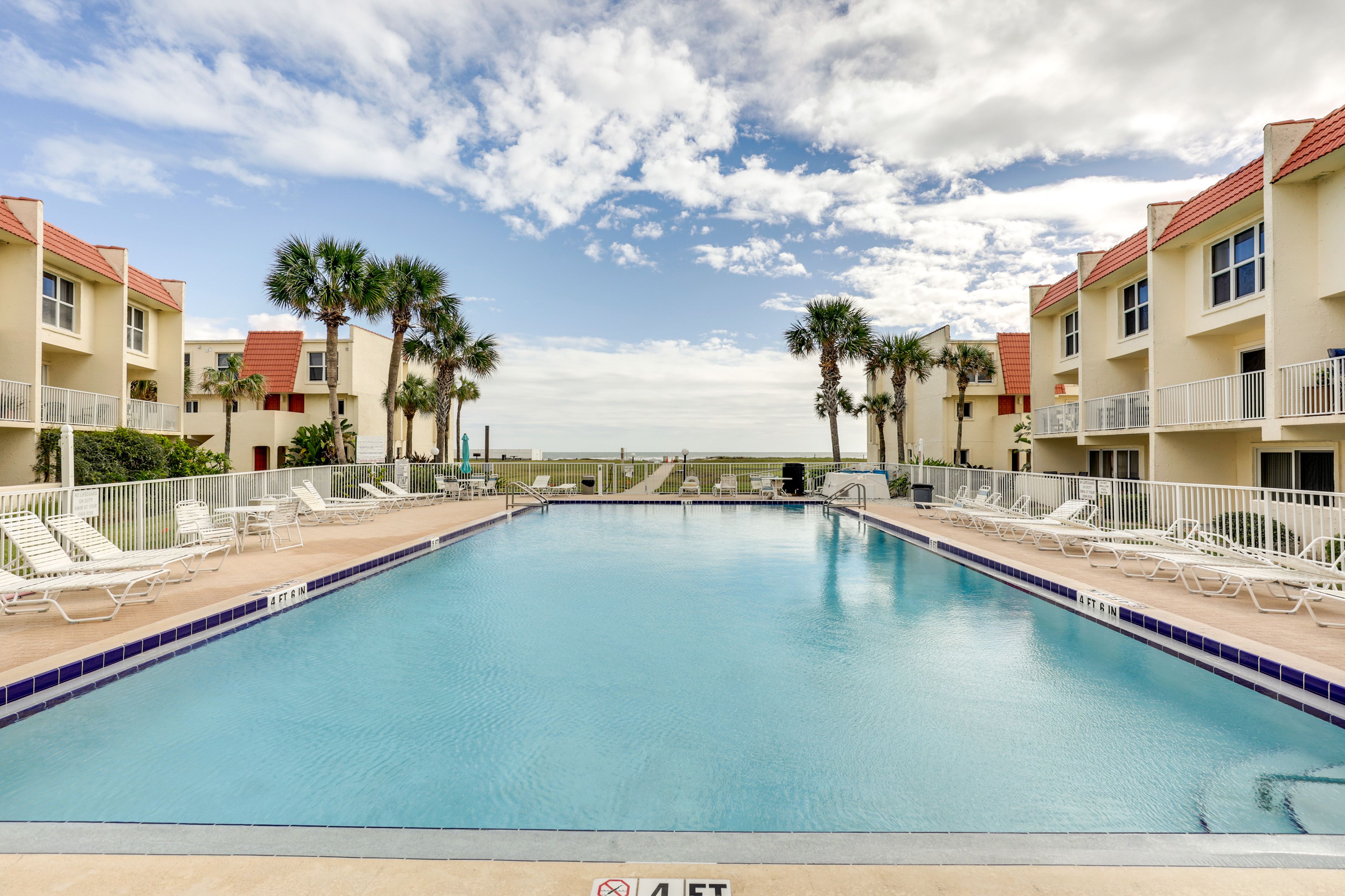 Community Pool | Open Year-Round