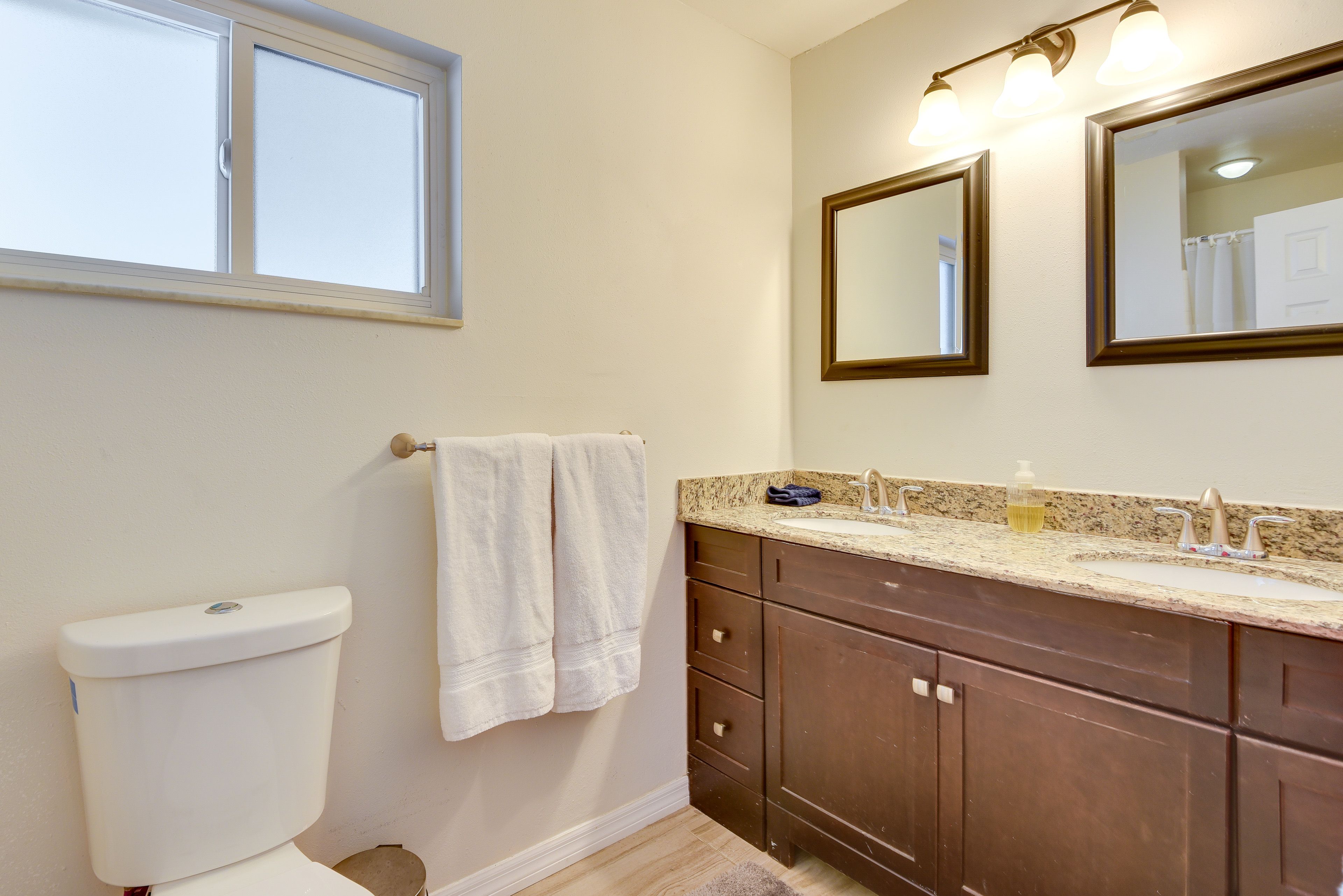 Full Bathroom | Towels Provided