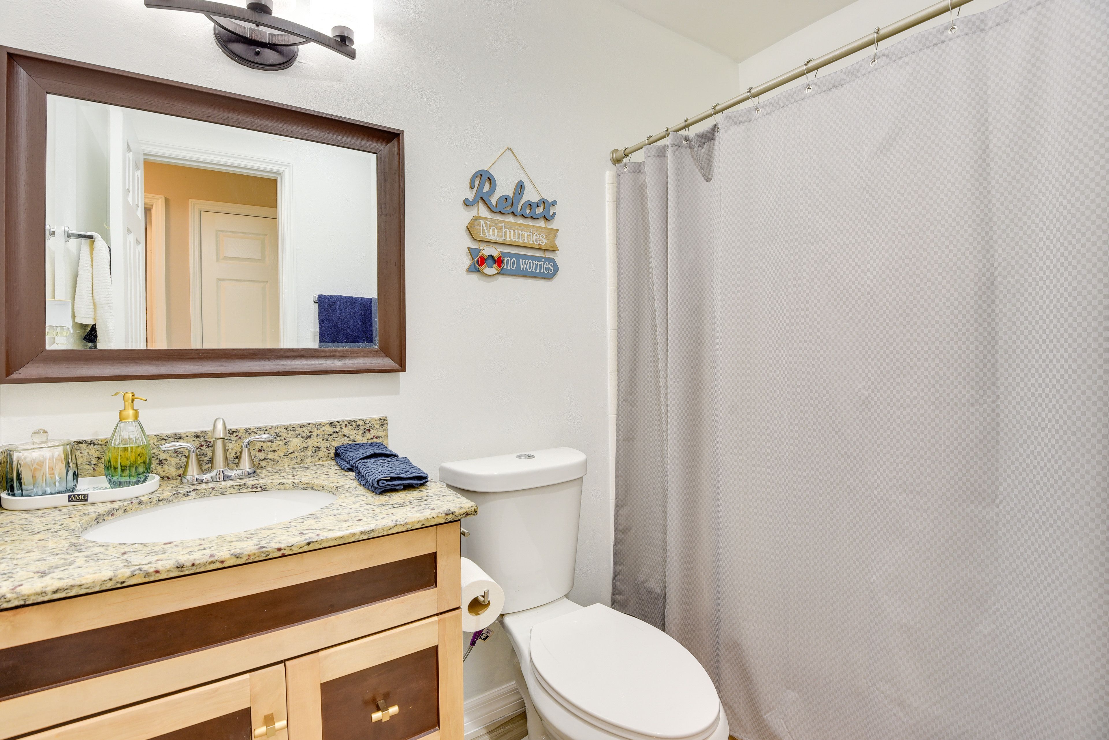 Full Bathroom | Complimentary Toiletries