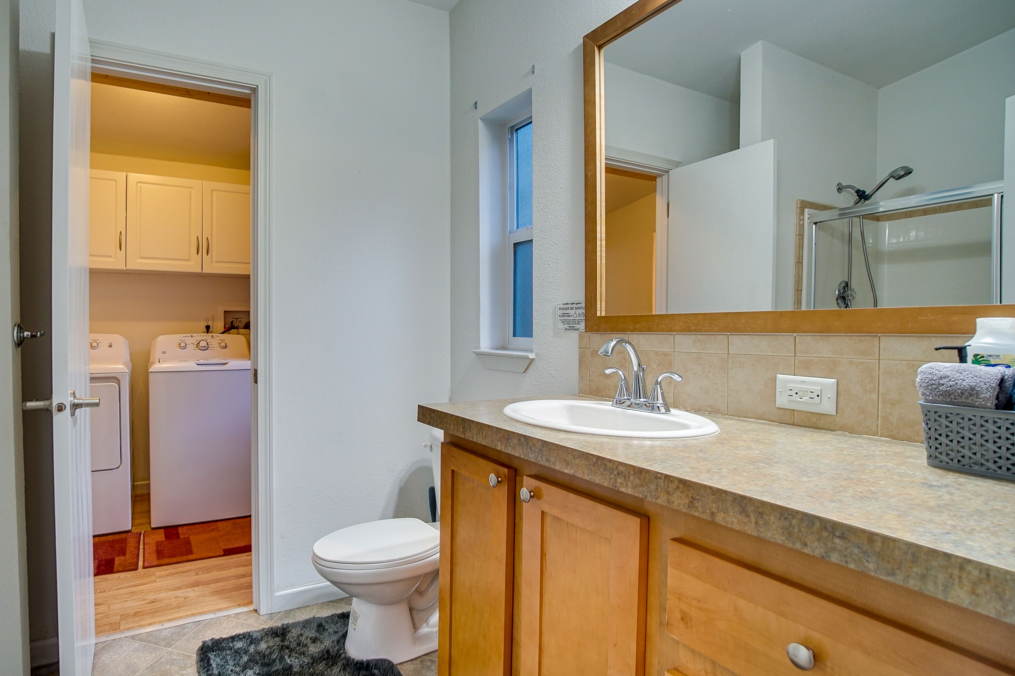 Full Bathroom | Complimentary Toiletries