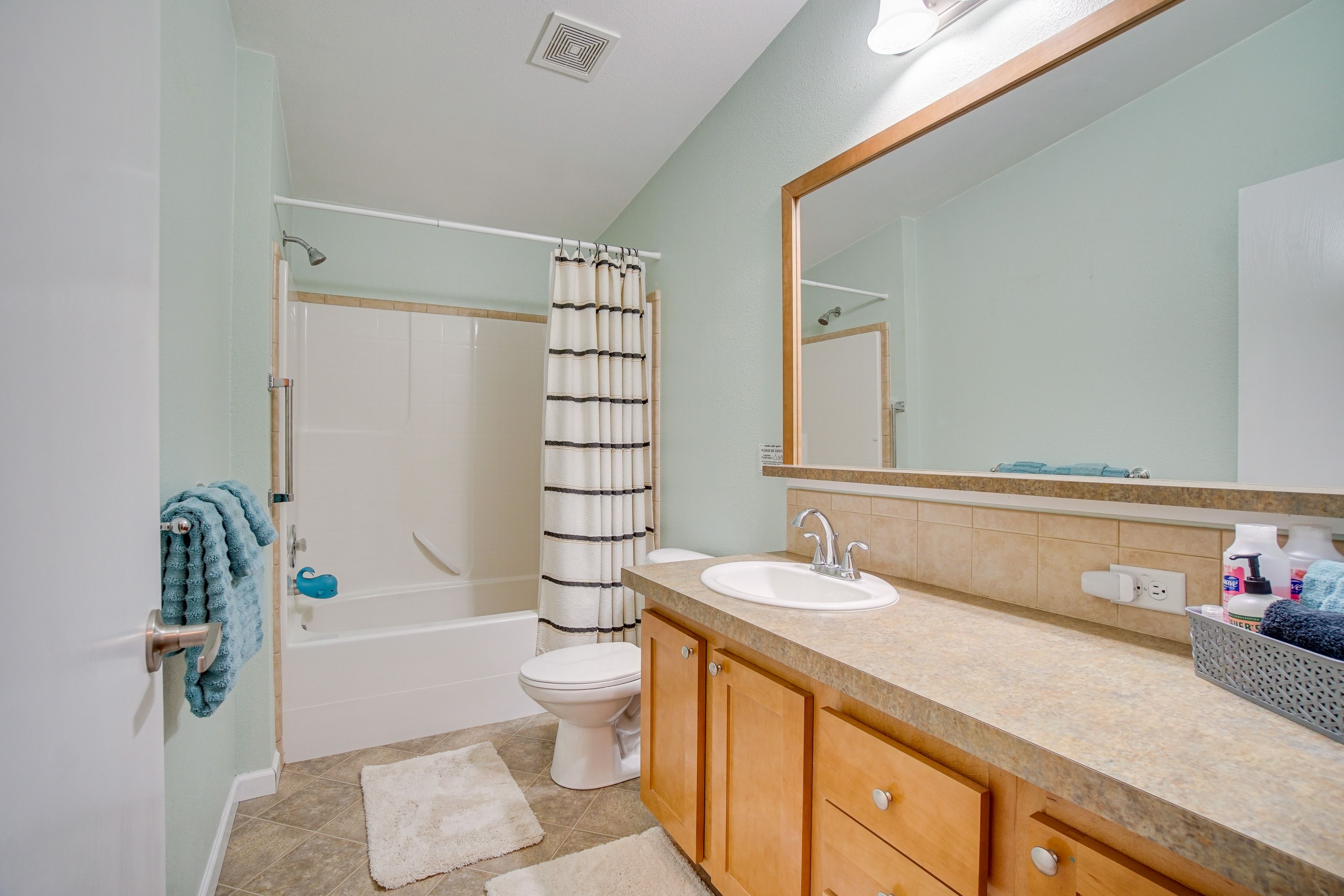 Full Bathroom | Complimentary Toiletries