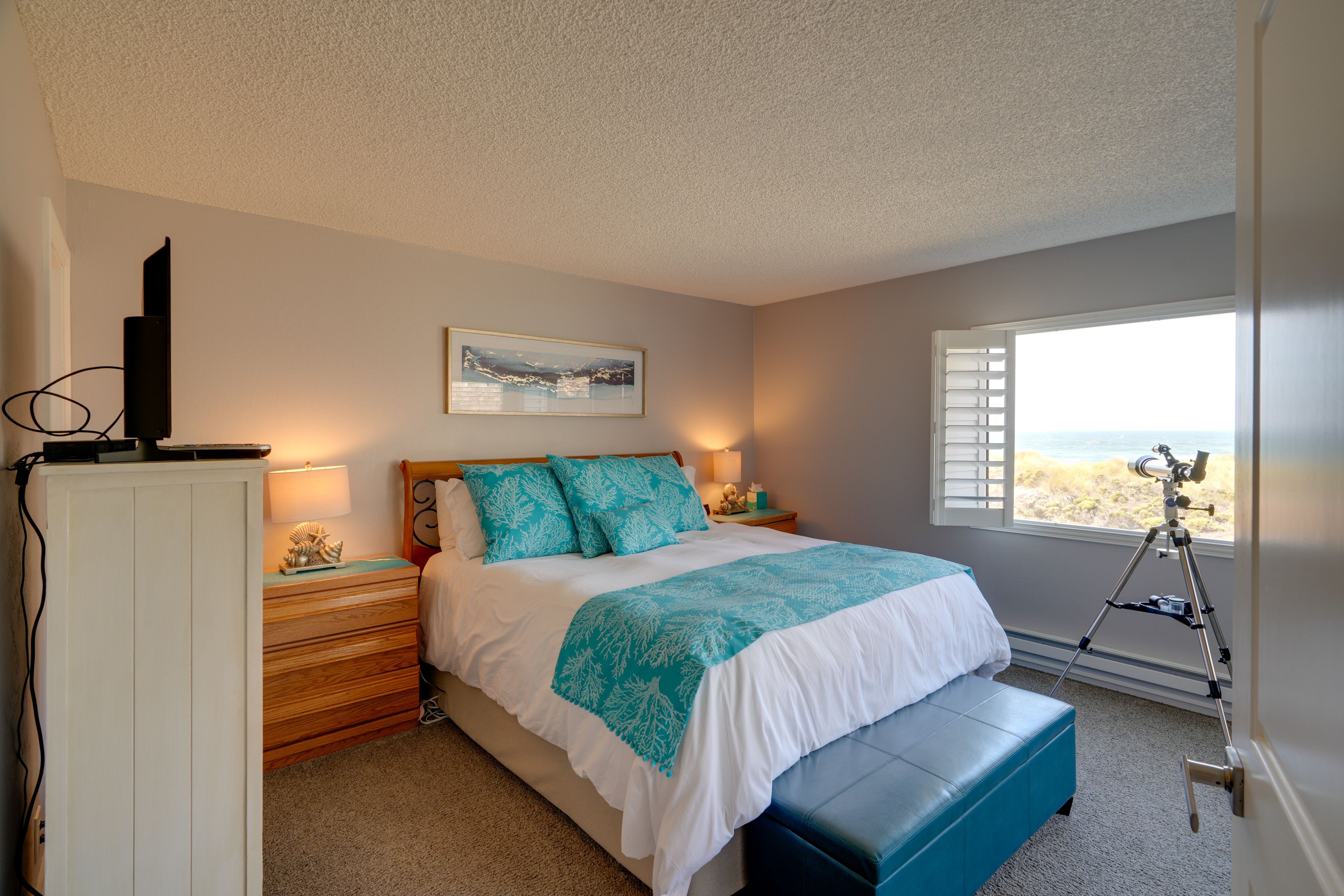 Bedroom 1 | King Bed | Flat-Screen TV