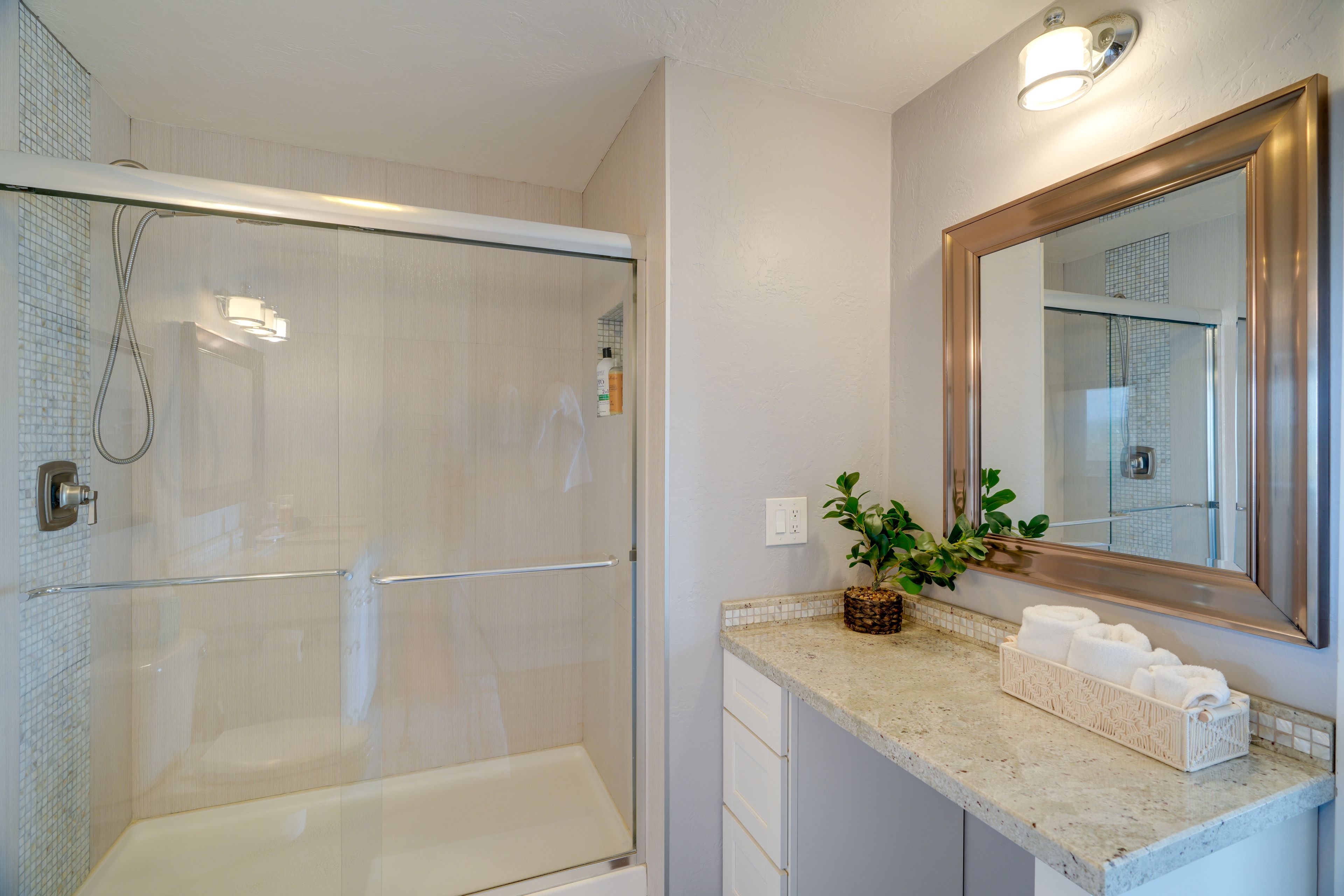 Full Bathroom | Complimentary Toiletries
