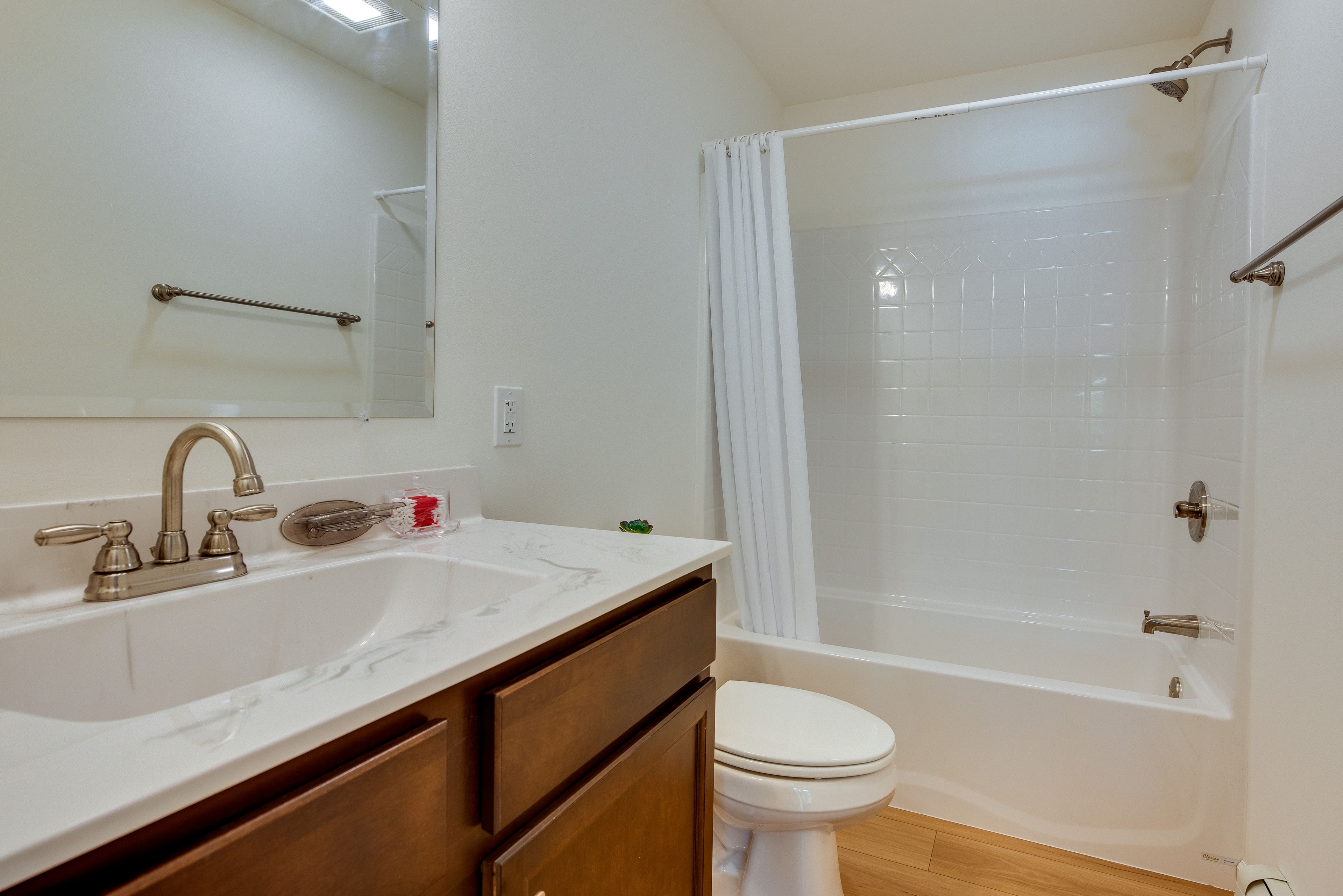 Full Bathroom | Shower/Tub Combo