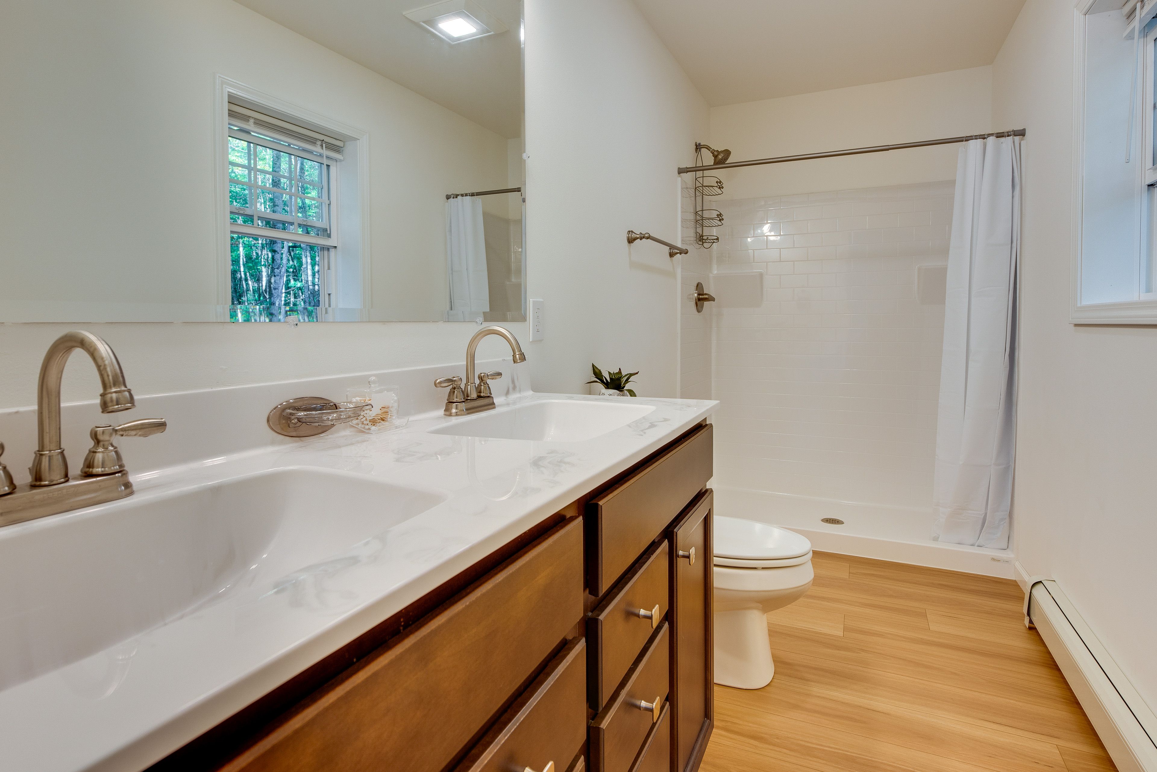 Full Bathroom | Complimentary Toiletries | Hair Dryer