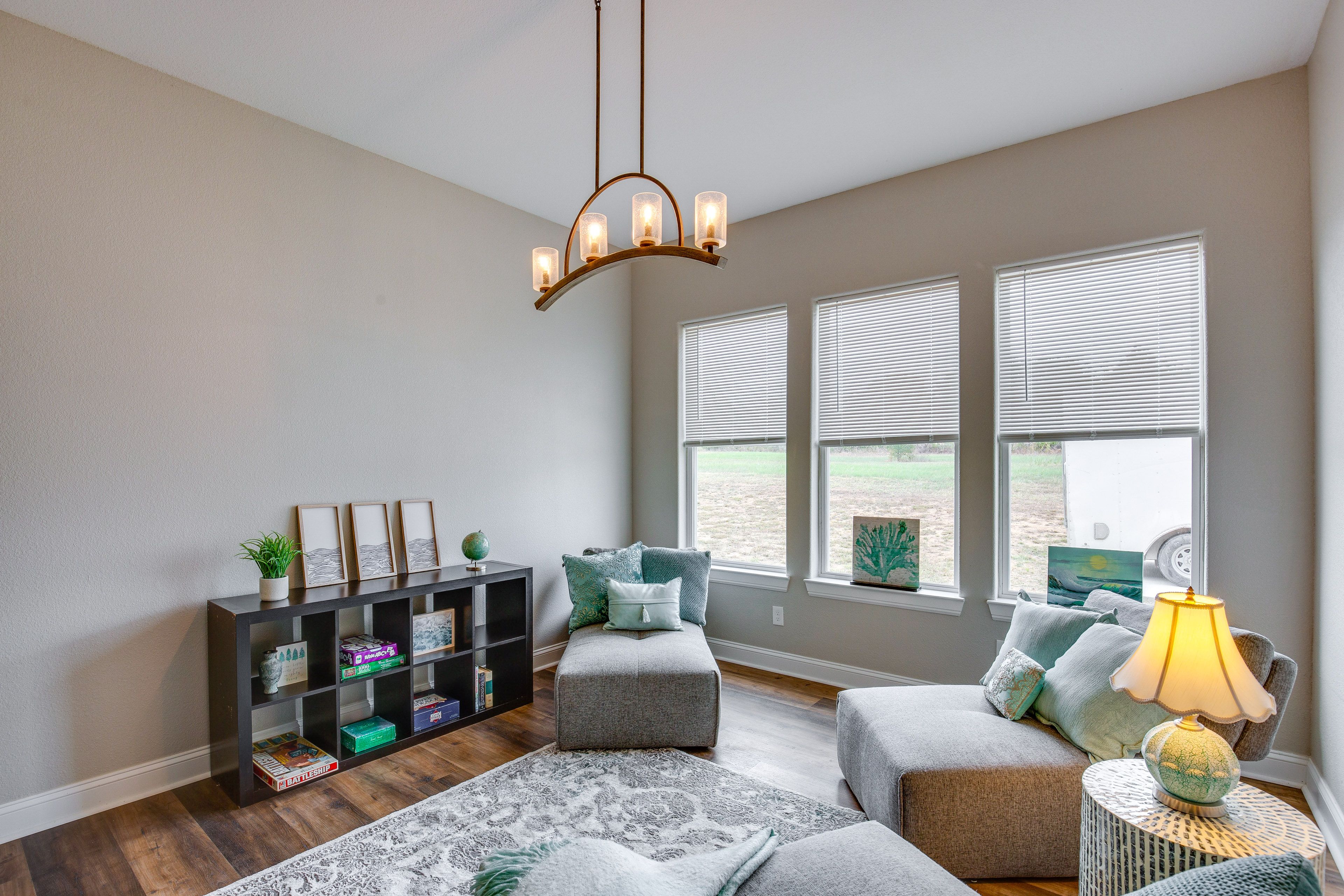 Seating Area | Central Heating & Air Conditioning | Board Games | Books