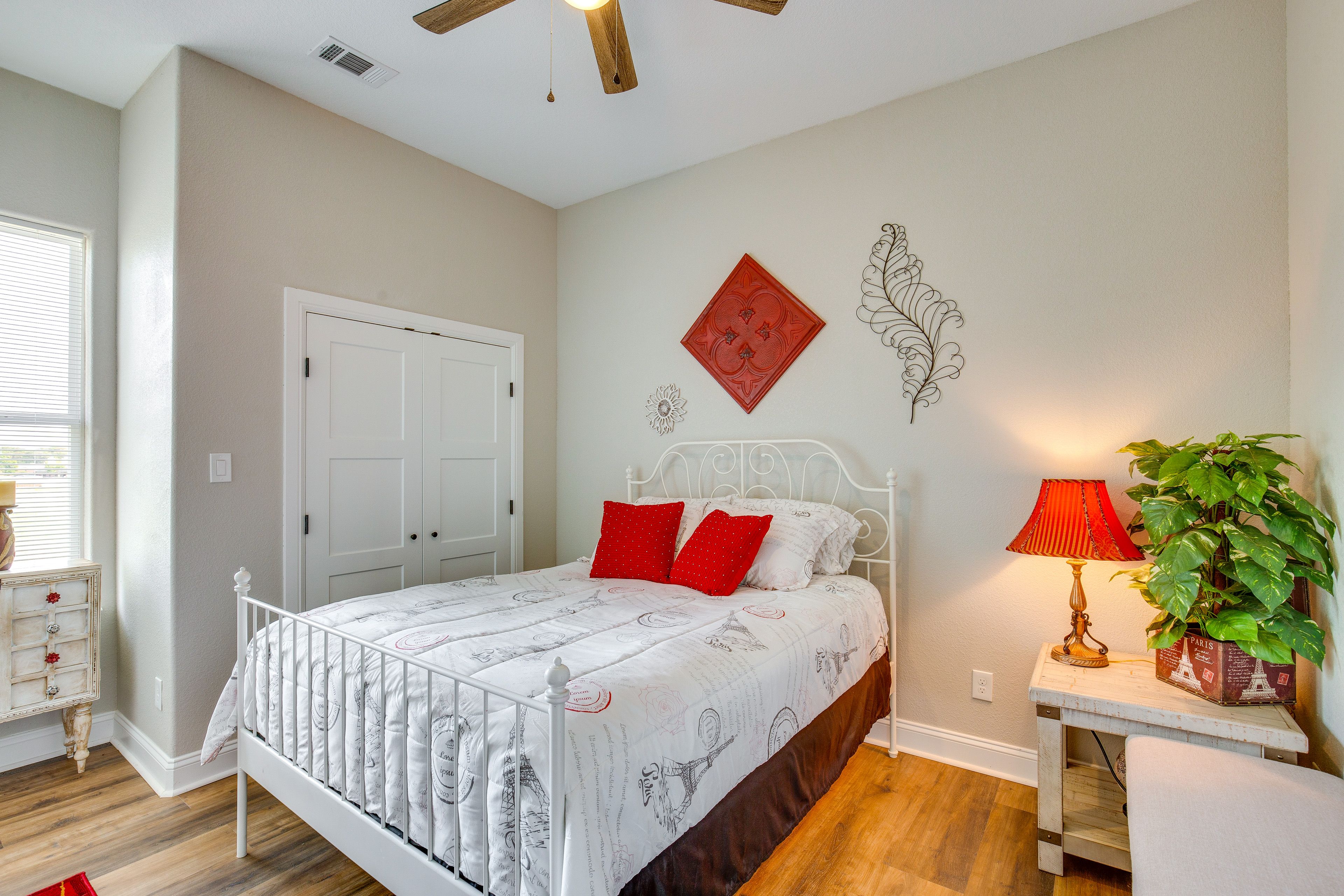 Bedroom 2 | Queen Bed