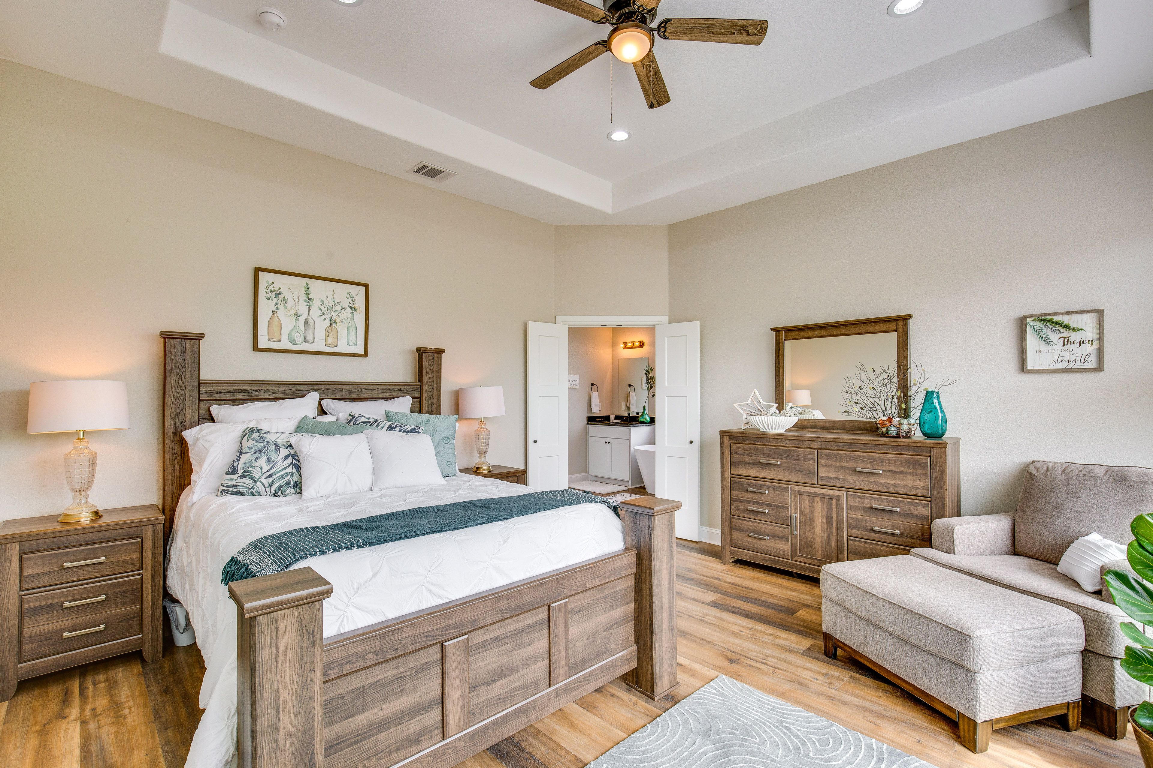 Bedroom 1 | Queen Bed | Linens Provided | En-Suite Bathroom