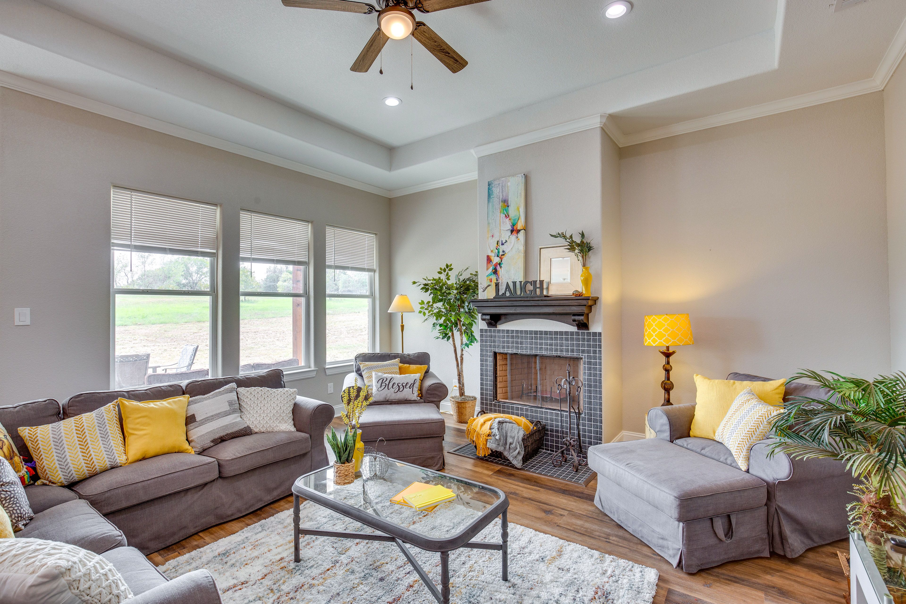 Living Room | Smart TV | Fireplace | Ceiling Fans