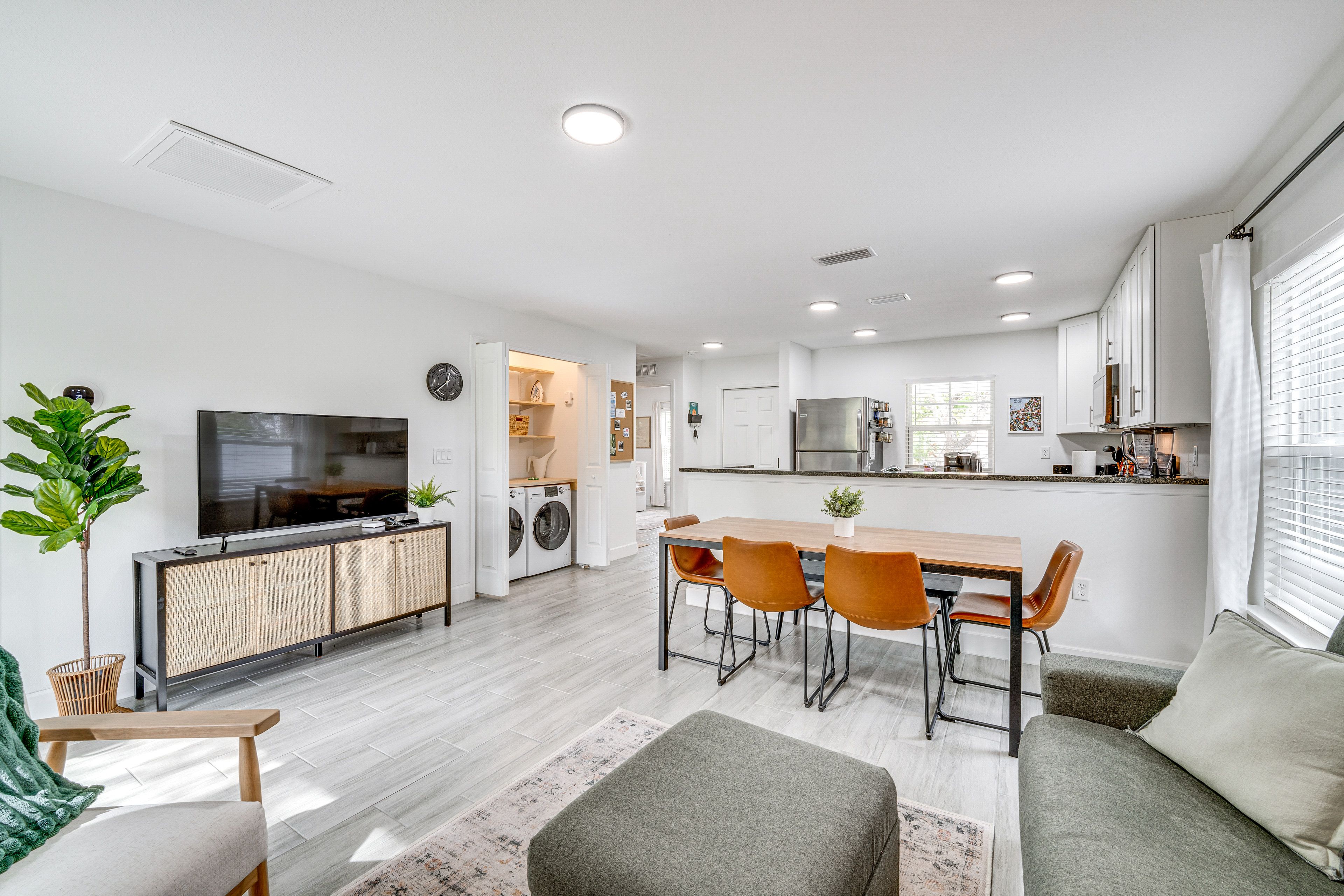 Living Room | Smart TV | Free WiFi | Board Games | Single-Story Home