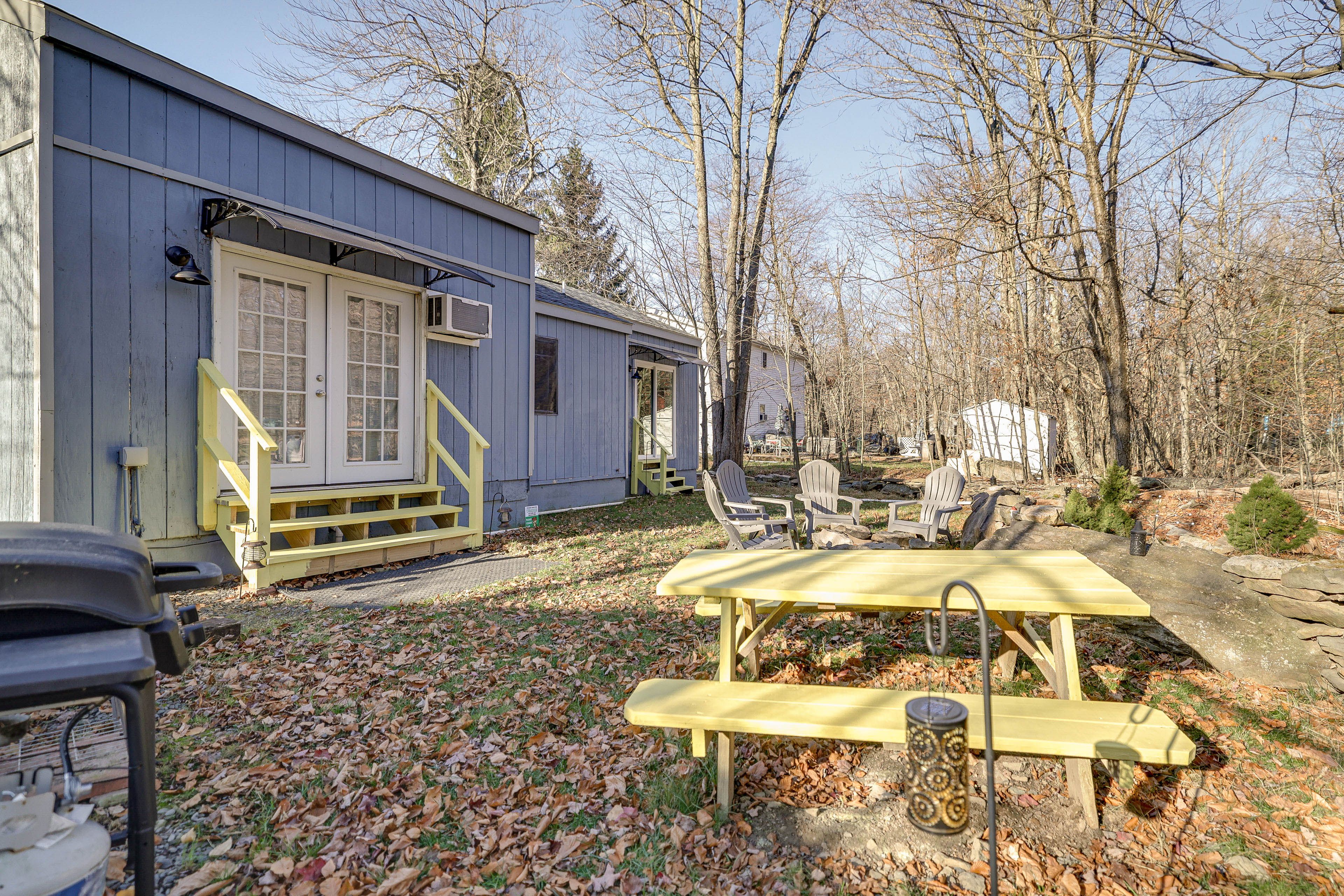 Outdoor Dining Area | Gas & Charcoal Grills