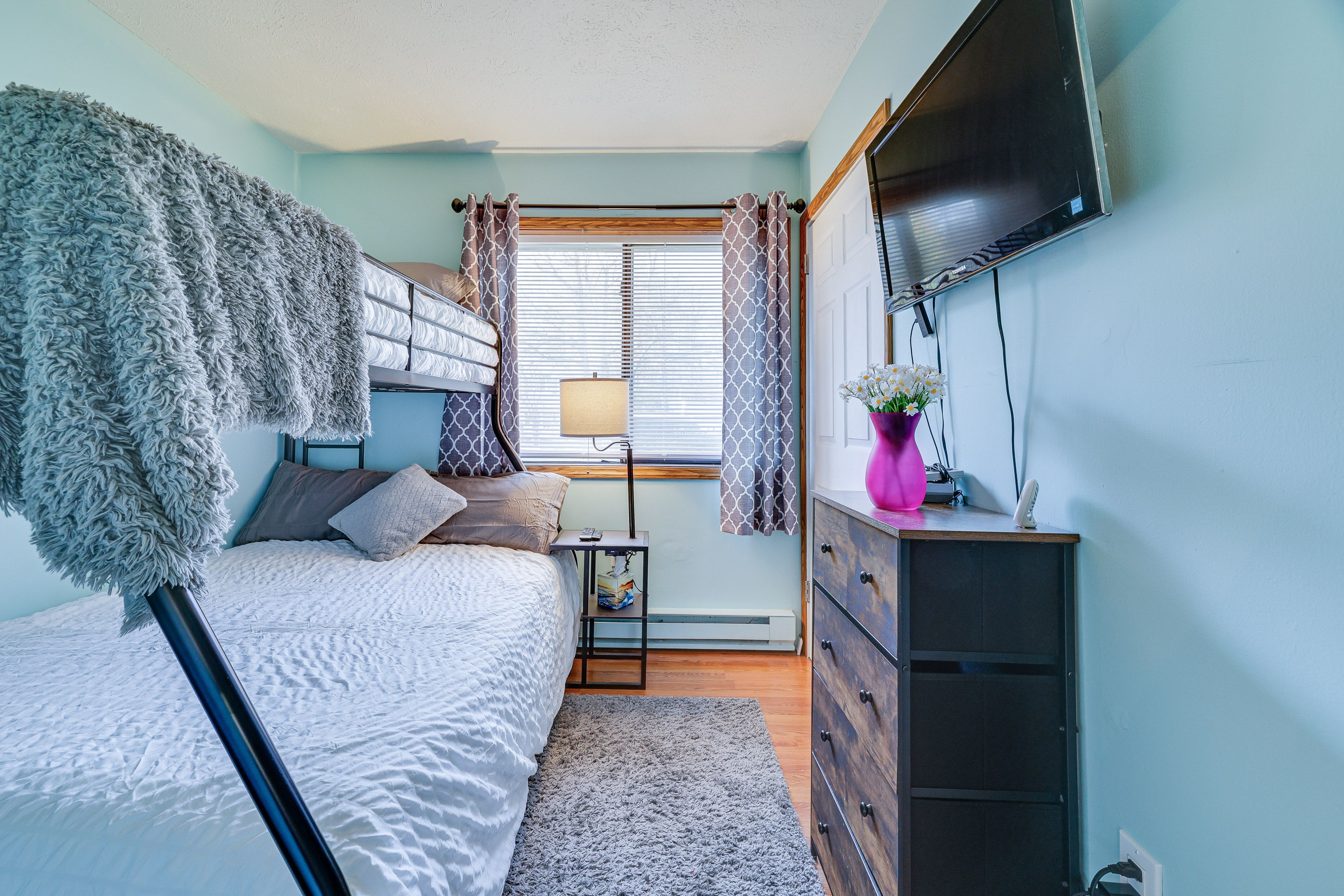 Bedroom 3 | Twin/Full Bunk Bed | Smart TV | Video Games