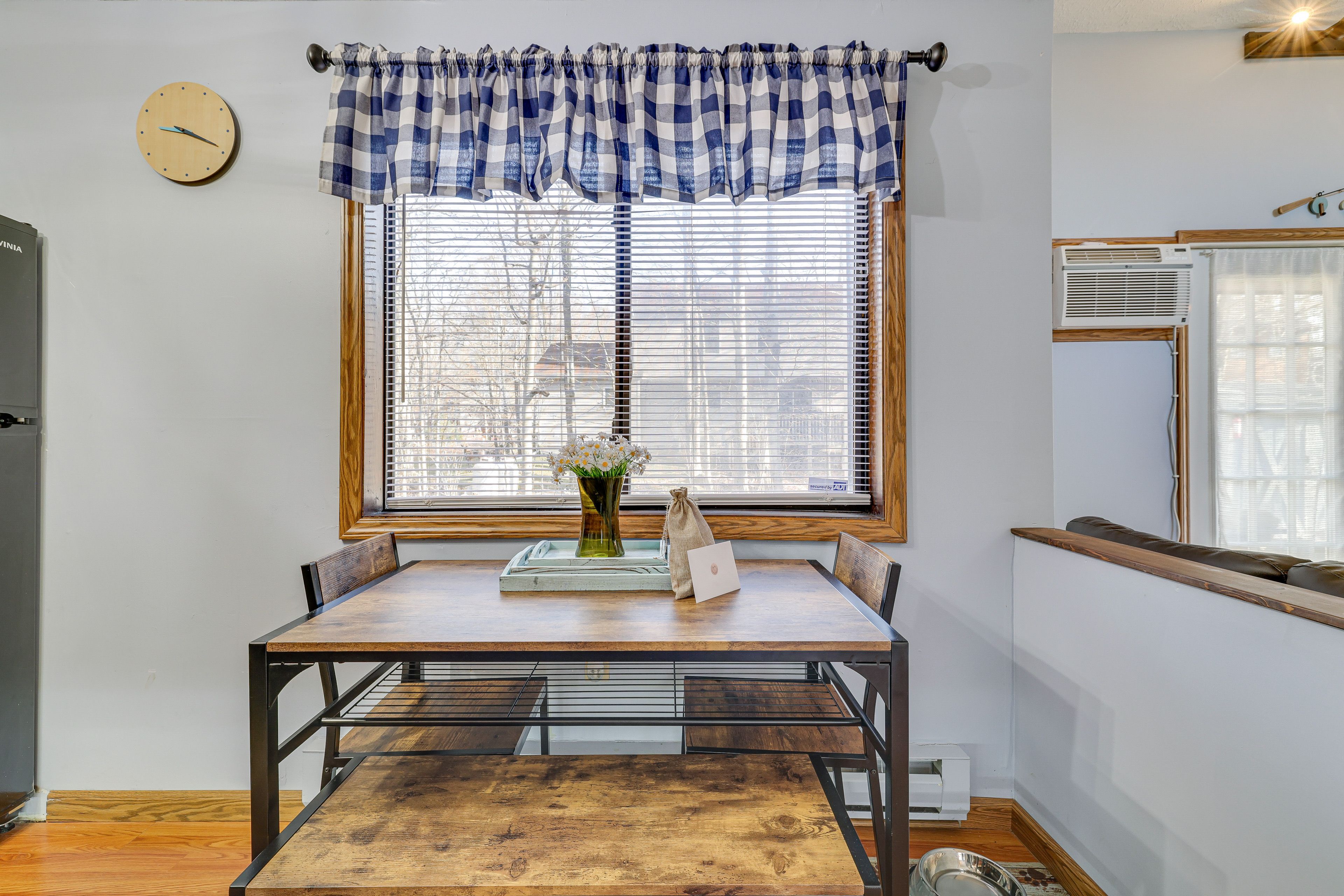 Dining Area | Dishware & Flatware Provided