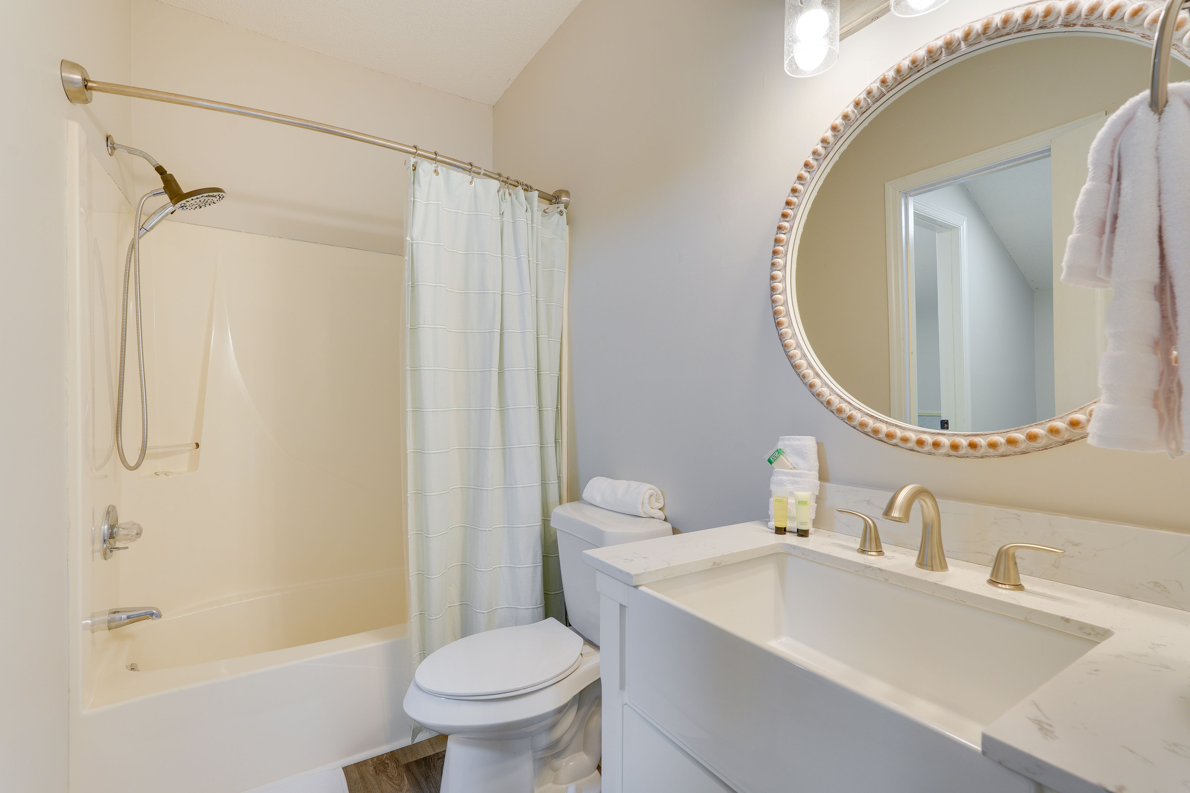 Full Bathroom | 2nd Floor | Towels Provided