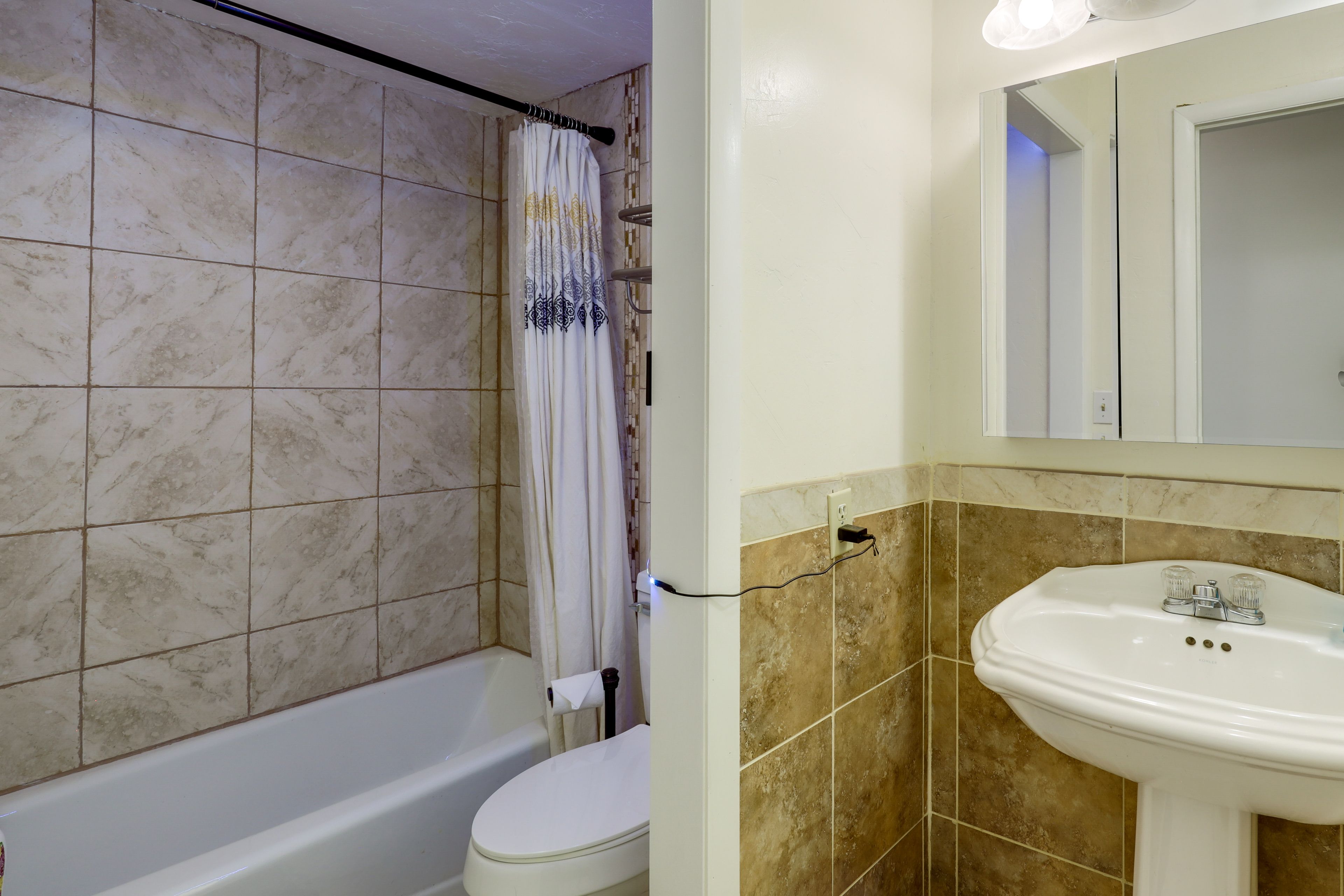 Full Bathroom | Complimentary Toiletries | Towels Provided