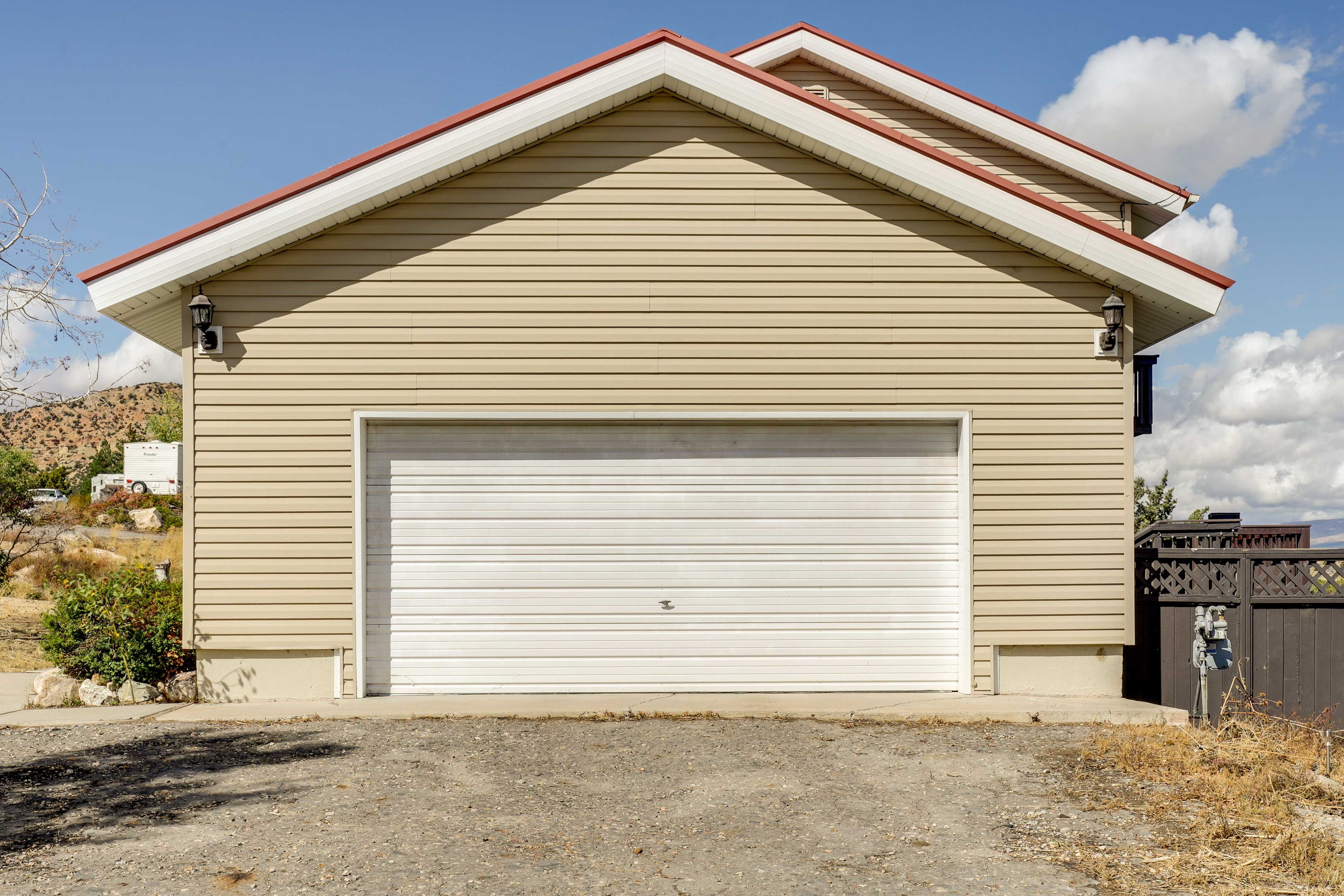 Shared Garage | Shared Washer & Dryer Inside