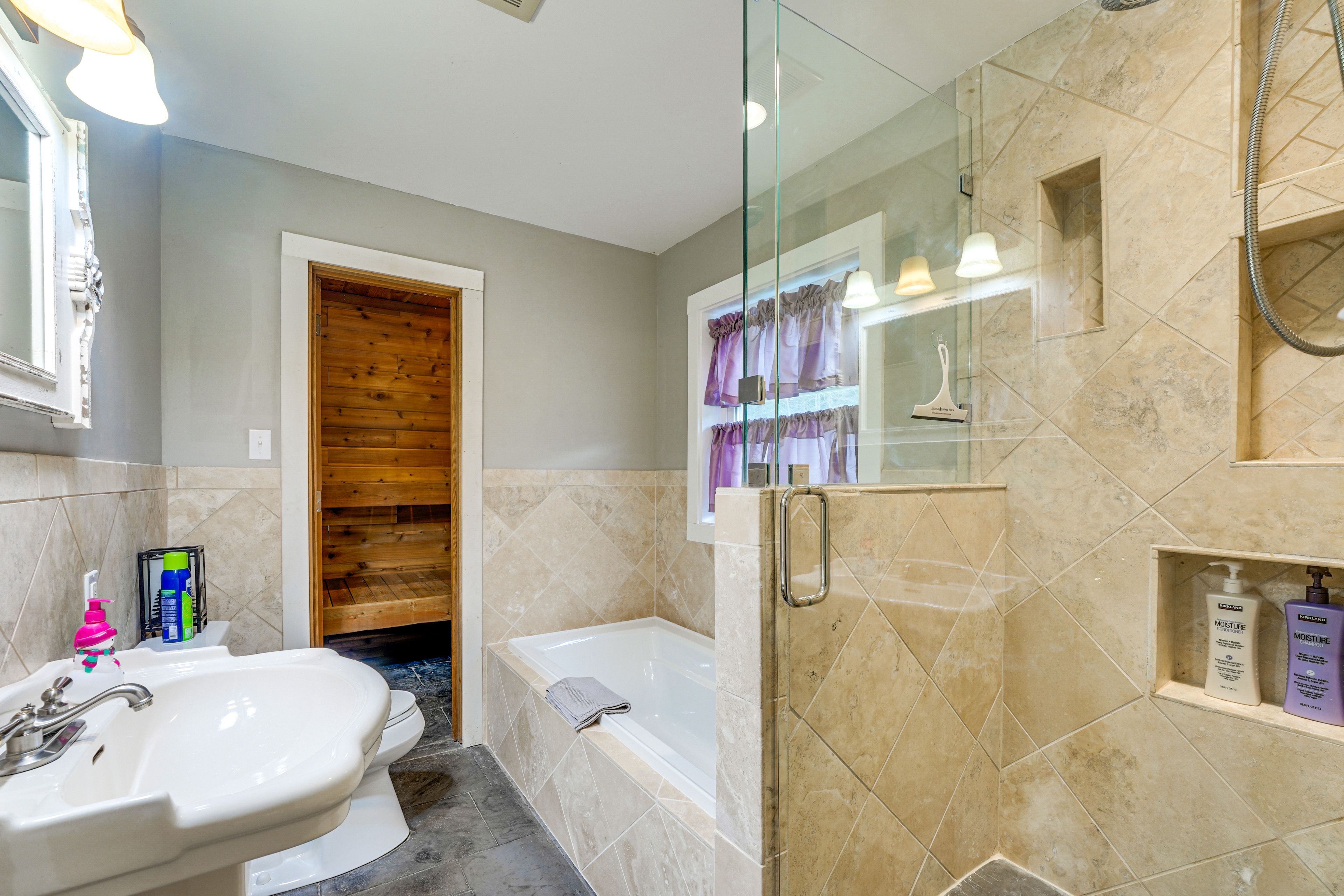 En-Suite Bathroom | 1st Floor