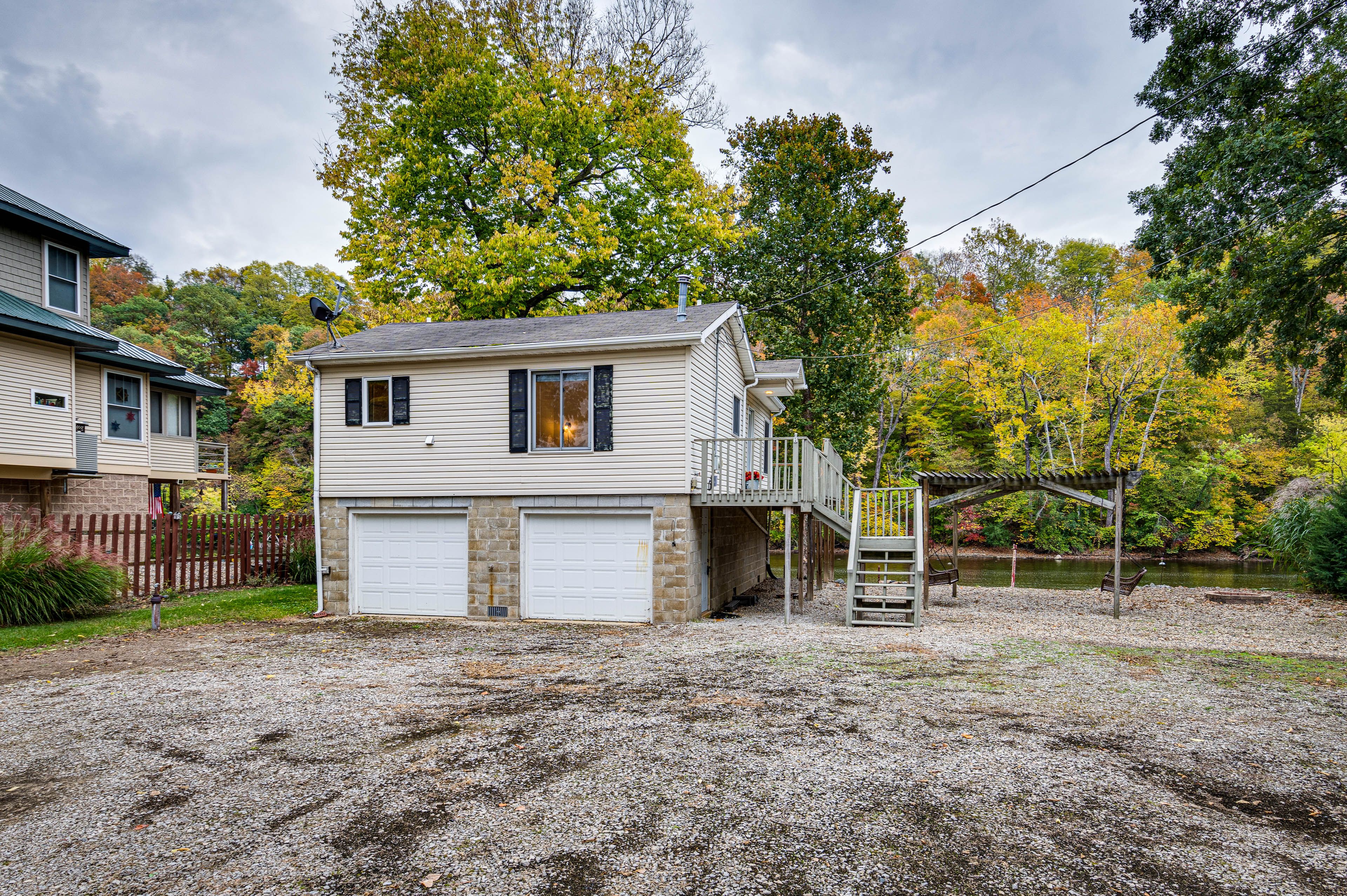 Parking | Gravel Driveway (4 Vehicles) | Garage Not Available