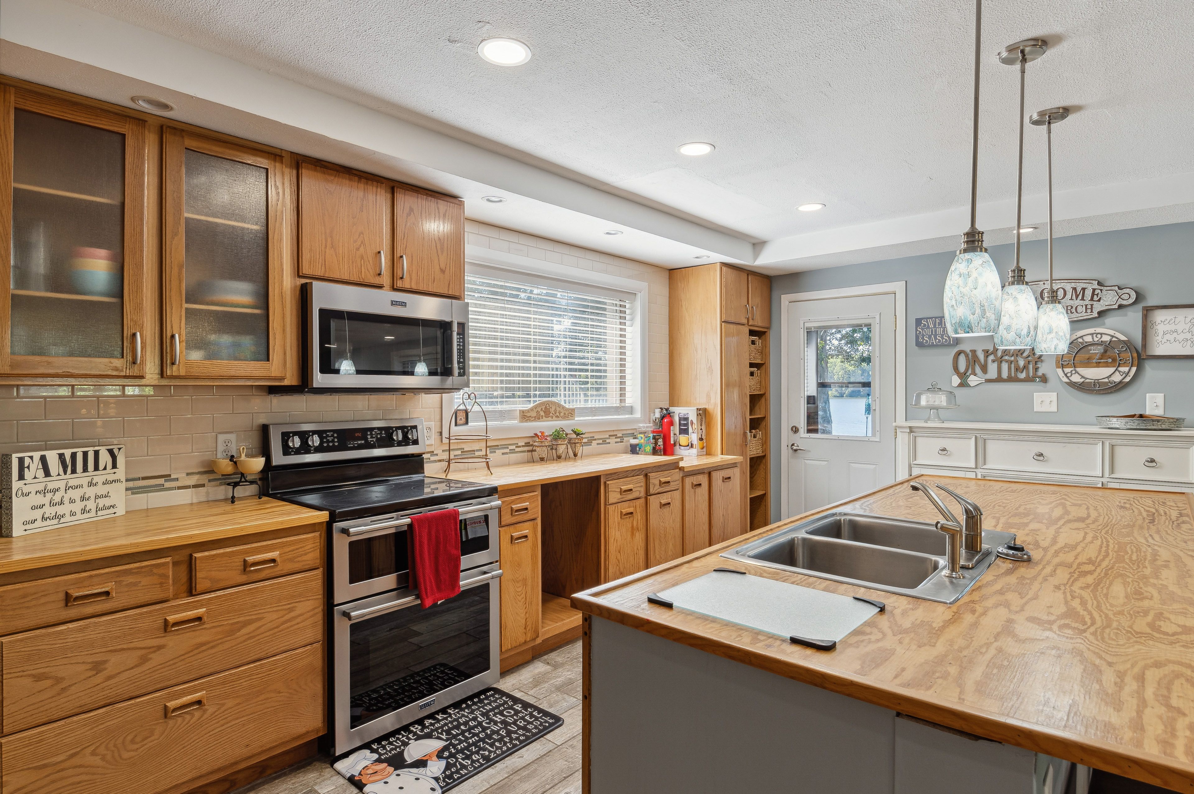 Kitchen | Keurig Coffee Maker | Paper Towels/Trash Bags Provided