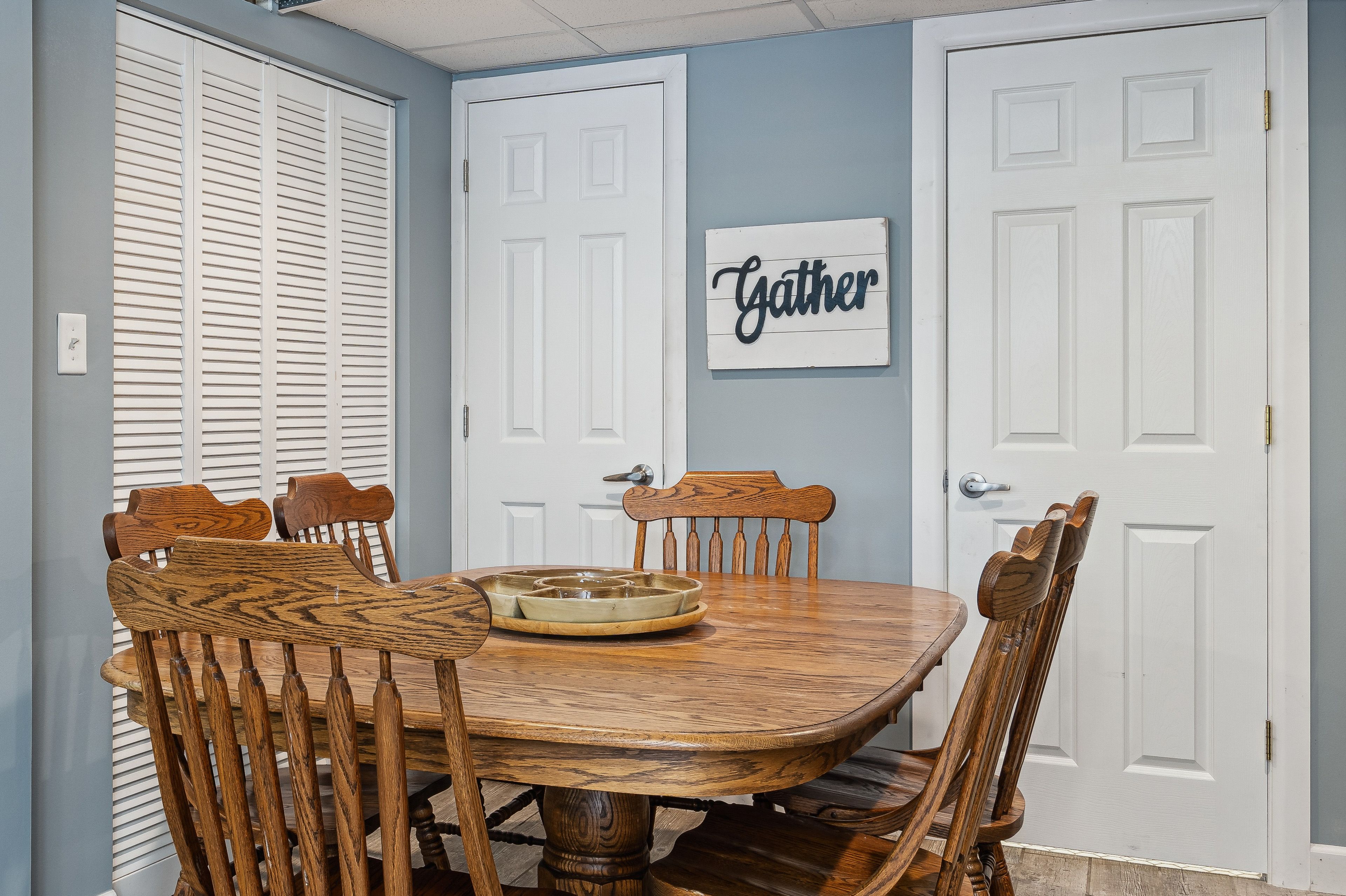Dining Area | Dishware/Flatware Provided