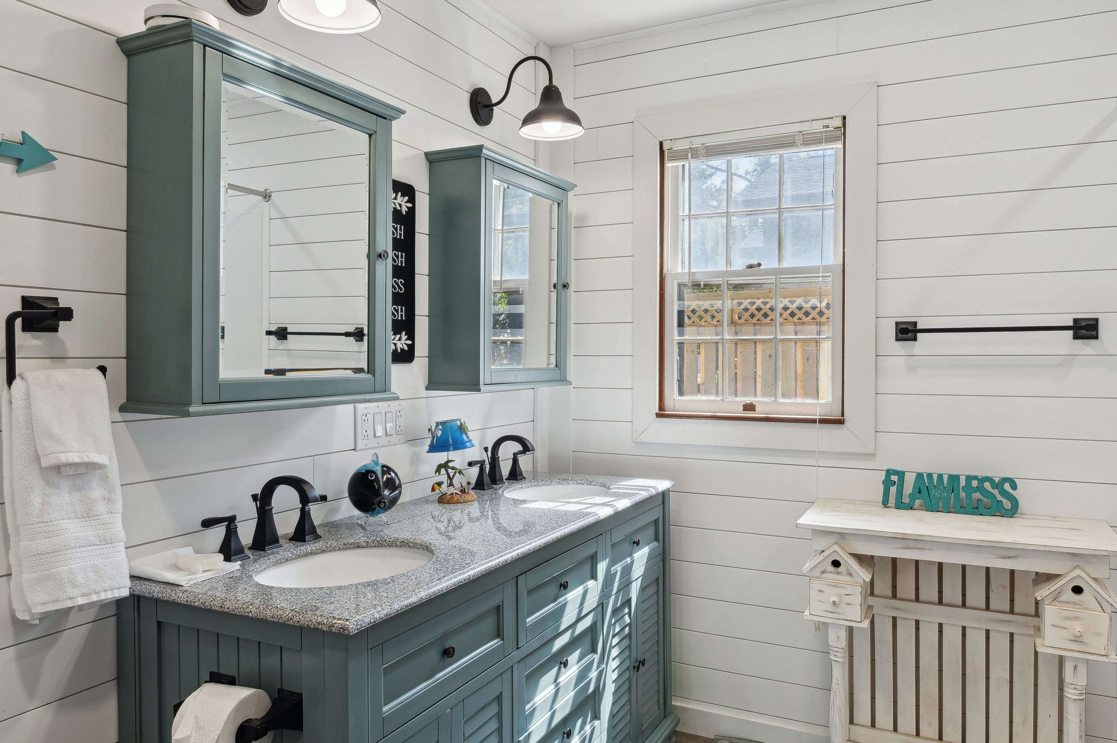 Full Bathroom | Towels Provided