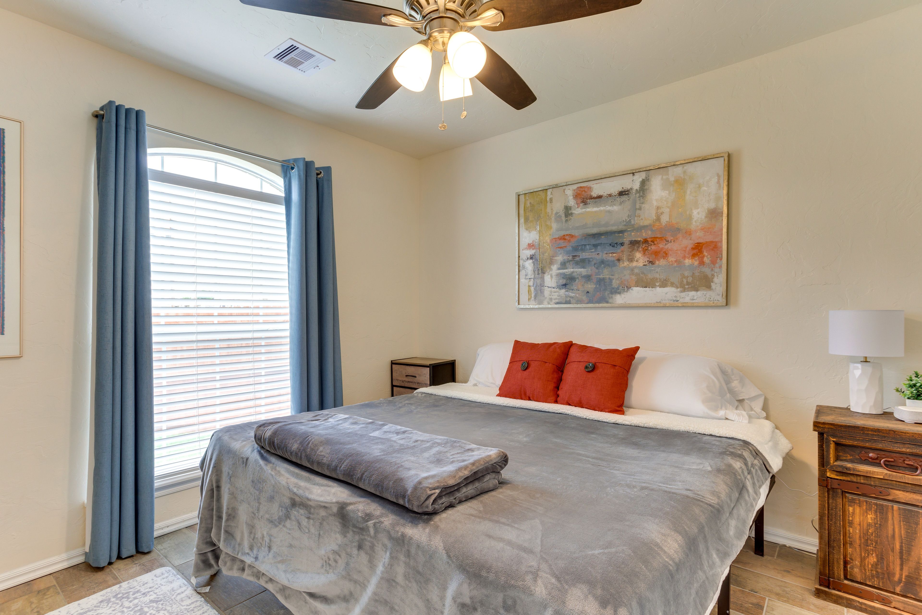 Bedroom 2 | King Bed (Convertible to 2 Twin Beds)