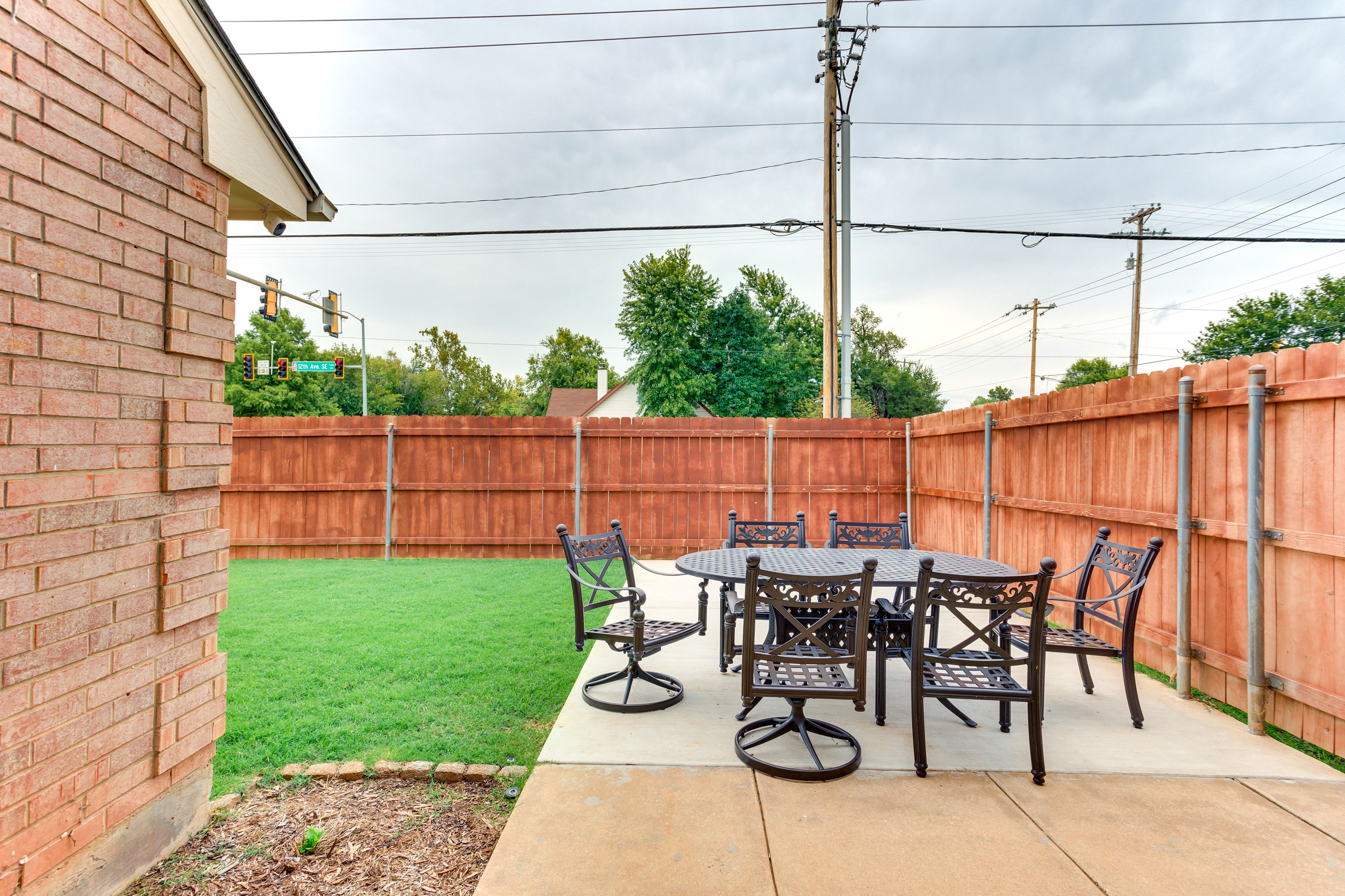 Yard | Outdoor Dining Area