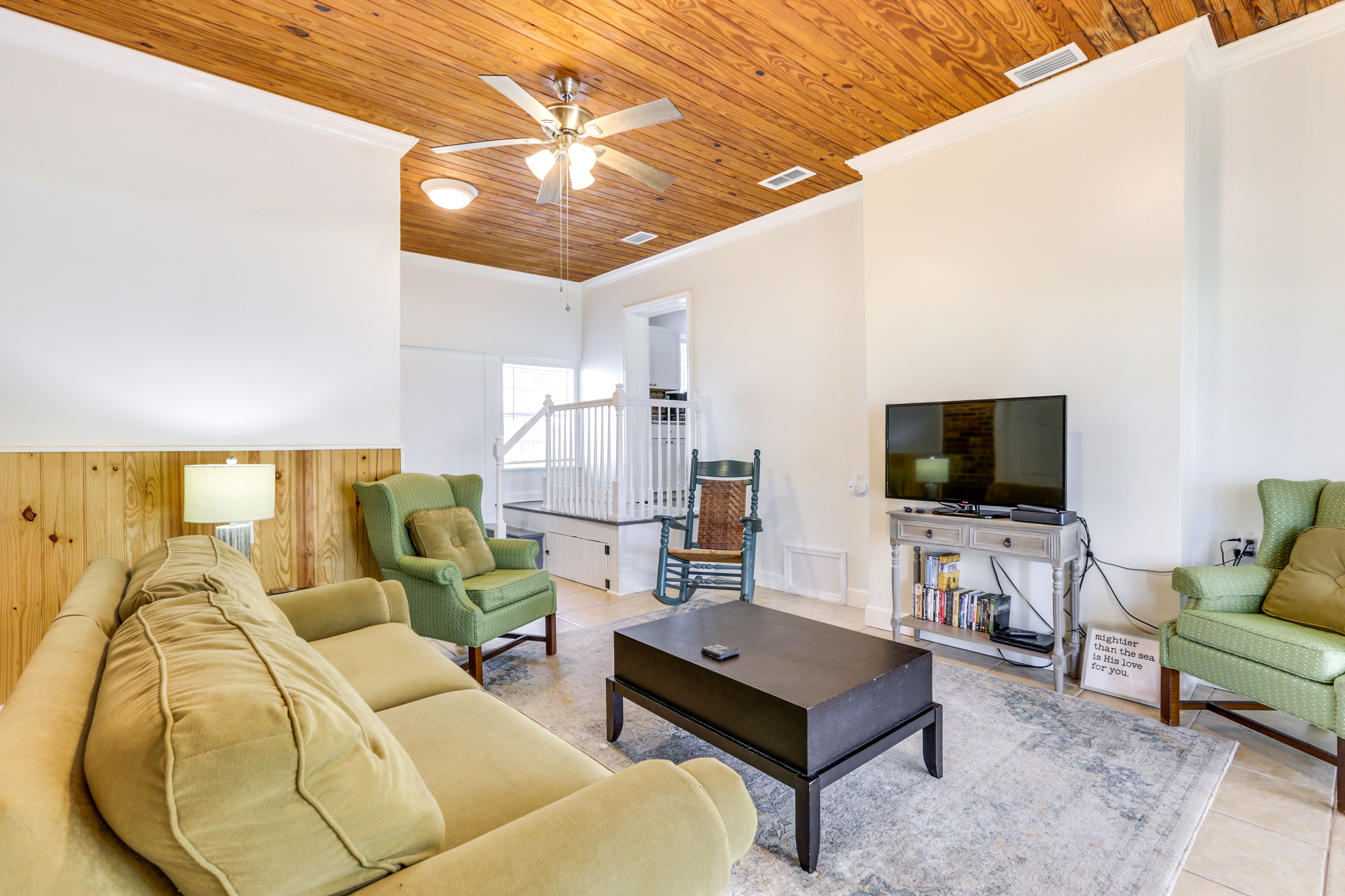 Living Room | Free WiFi | Smart TV | Central A/C