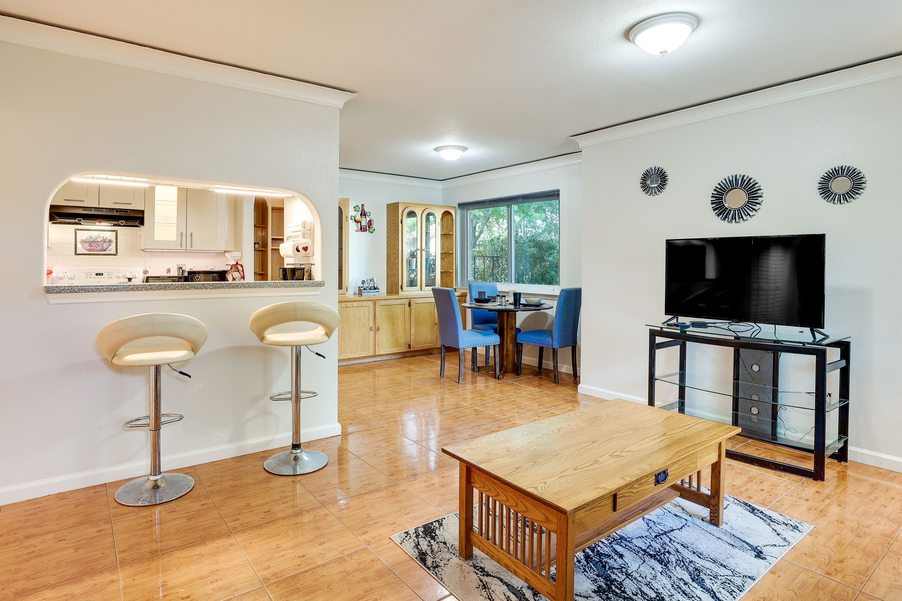 Houston Vacation Rental | 2BR | 1BA | 800 Sq Ft | Step-Free Access