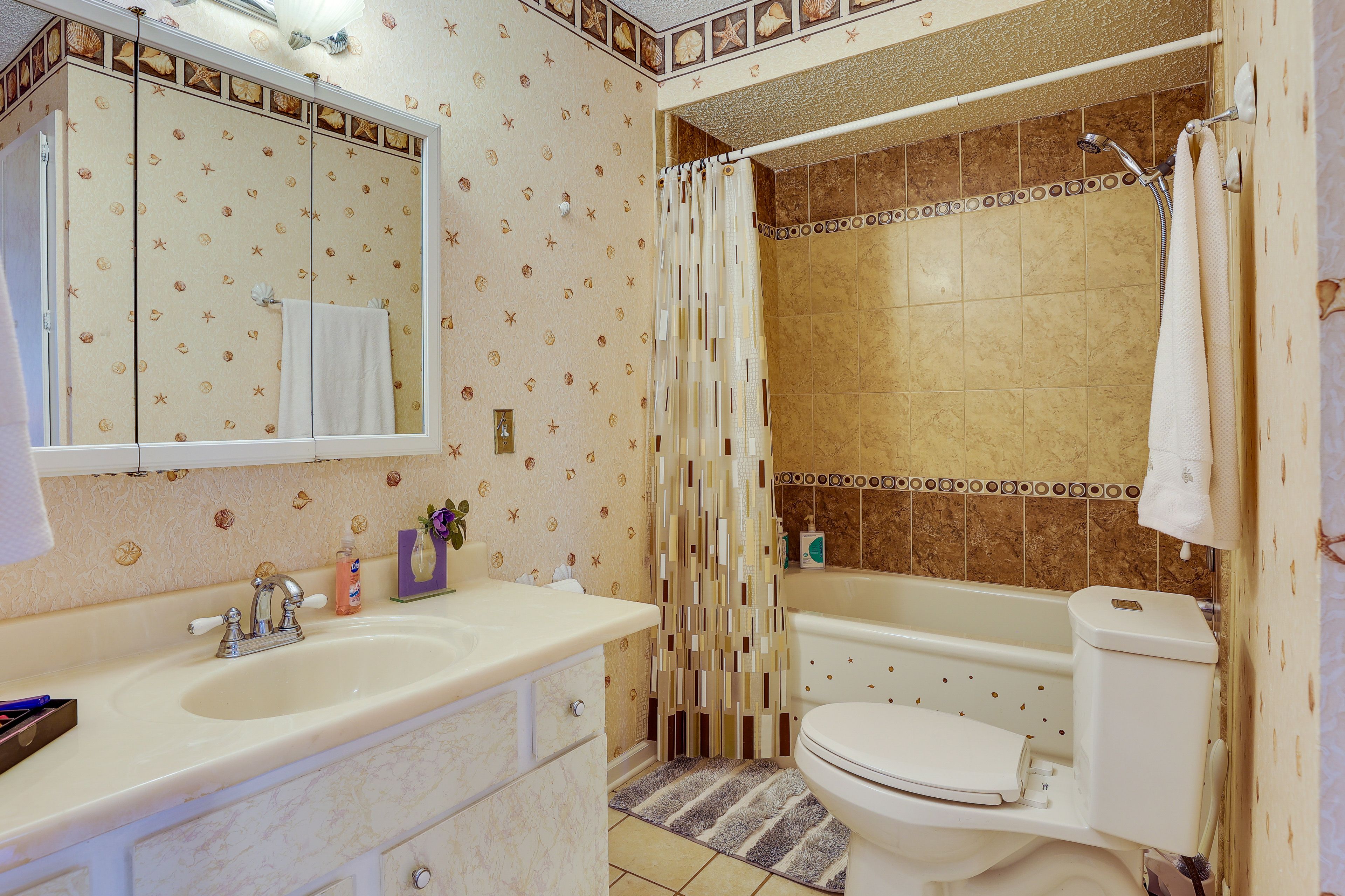 Full Bathroom | Complimentary Toiletries | Hair Dryer
