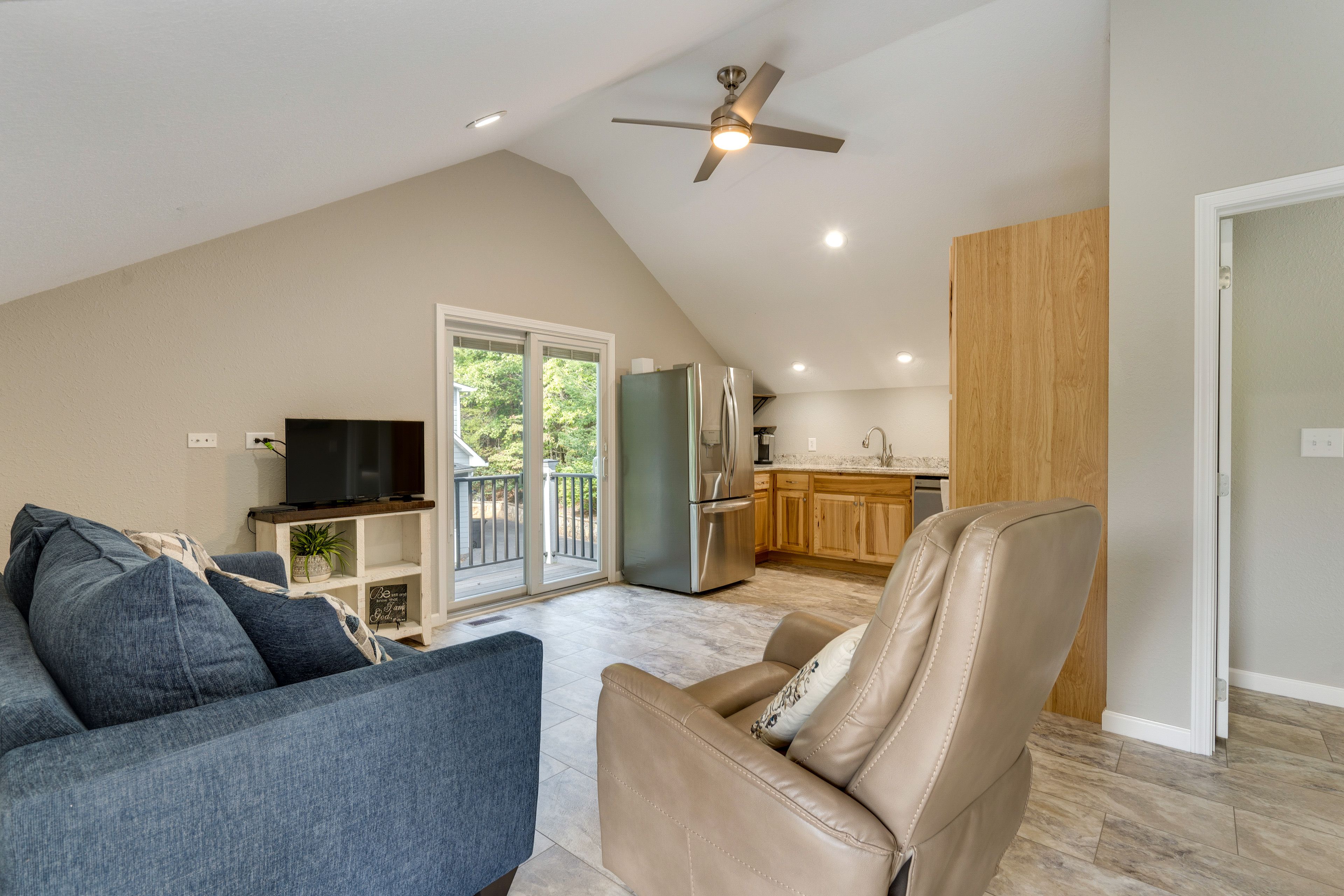 Living Room | Full Sleeper Sofa | Smart TV | Free WiFi