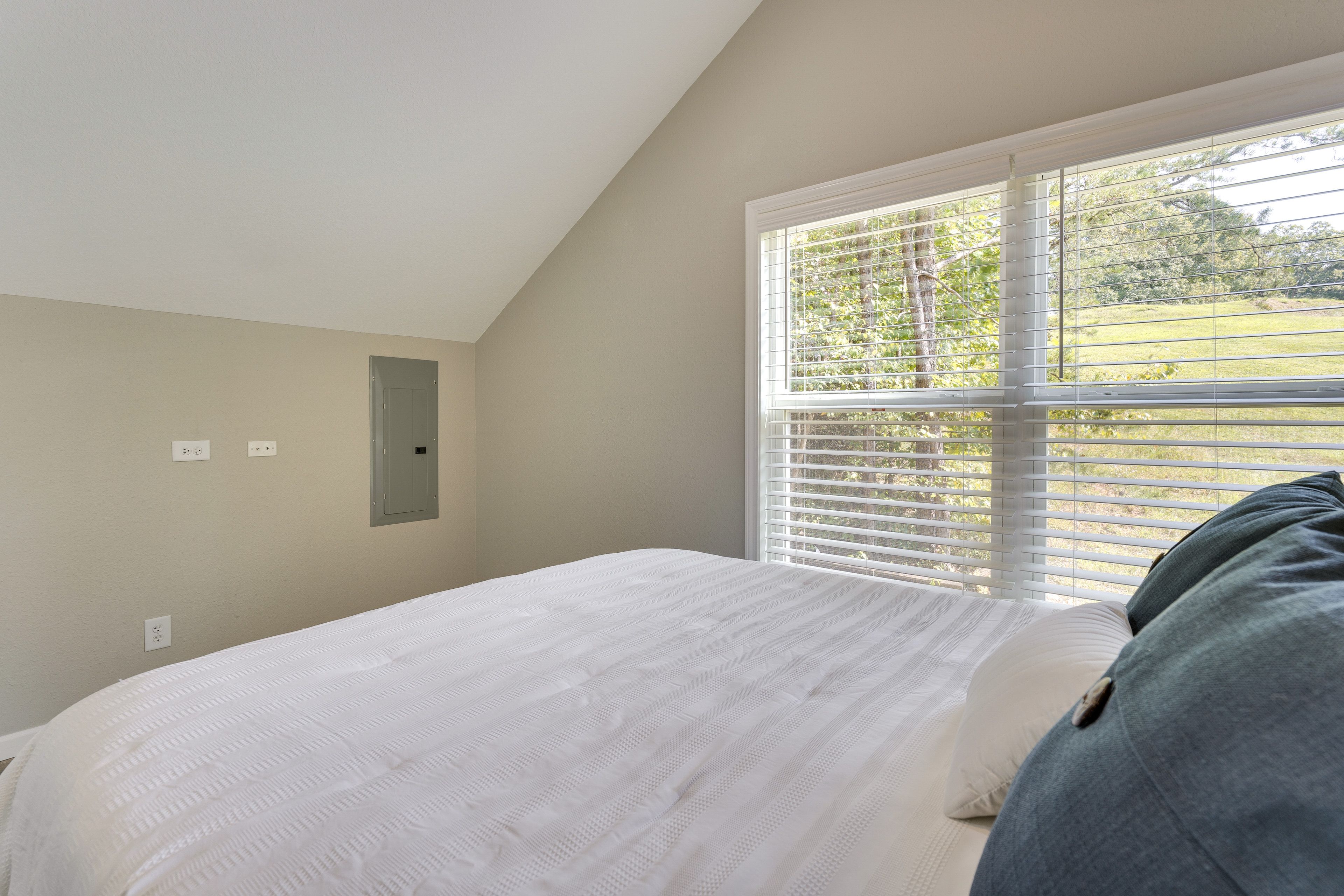 Bedroom | Queen Bed | Linens Provided