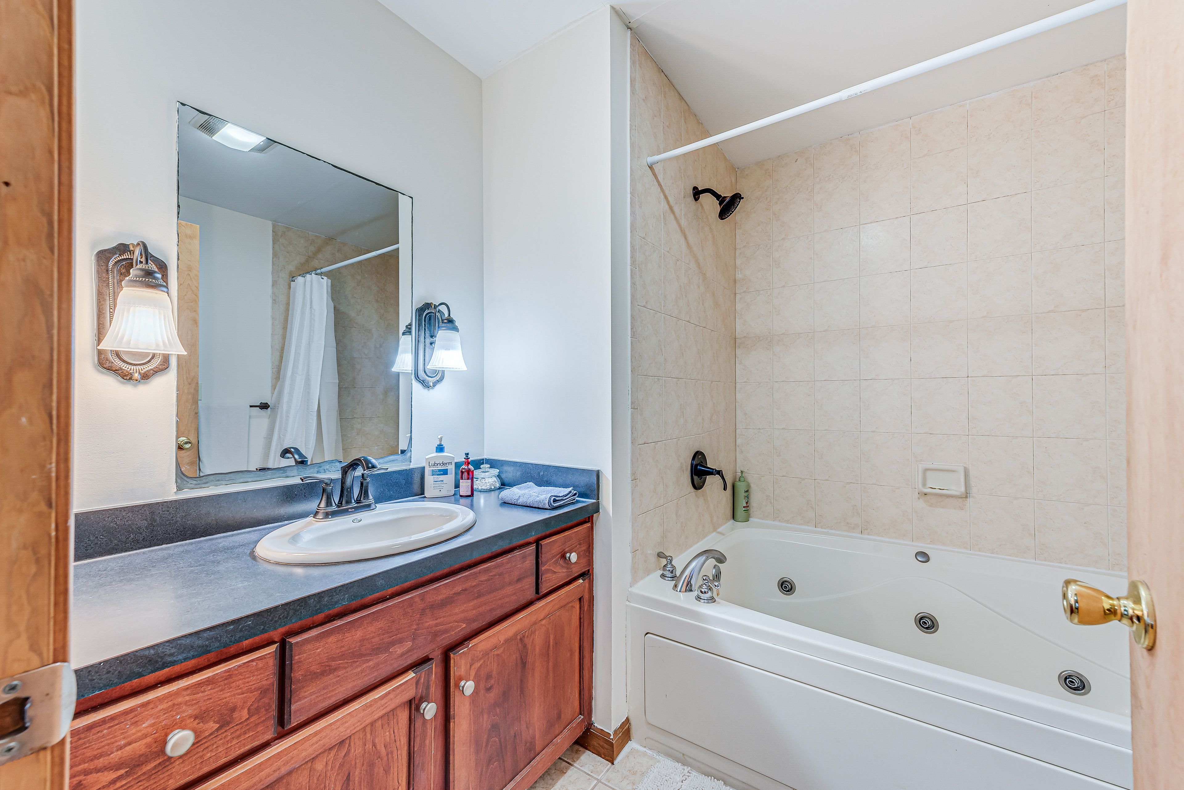 Full Bathroom | Towels Provided