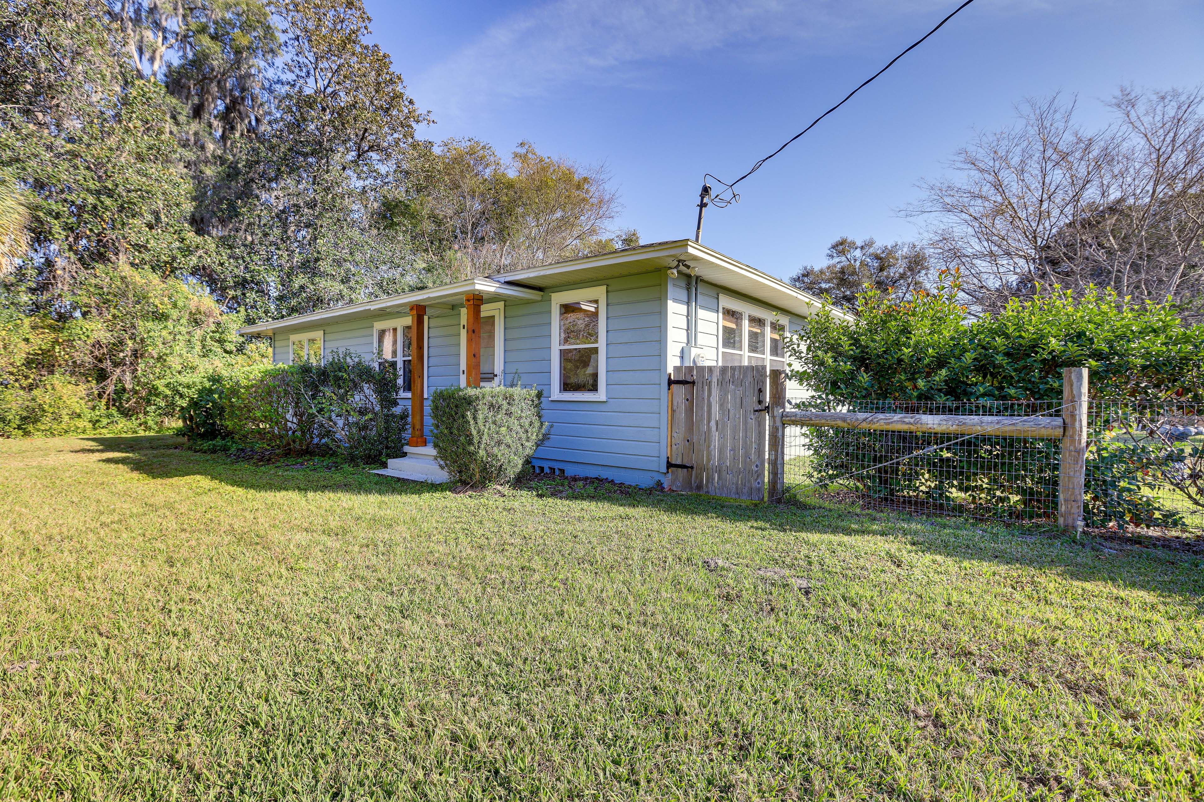 Parking | Driveway (3 Vehicles) | Trailer Parking Available
