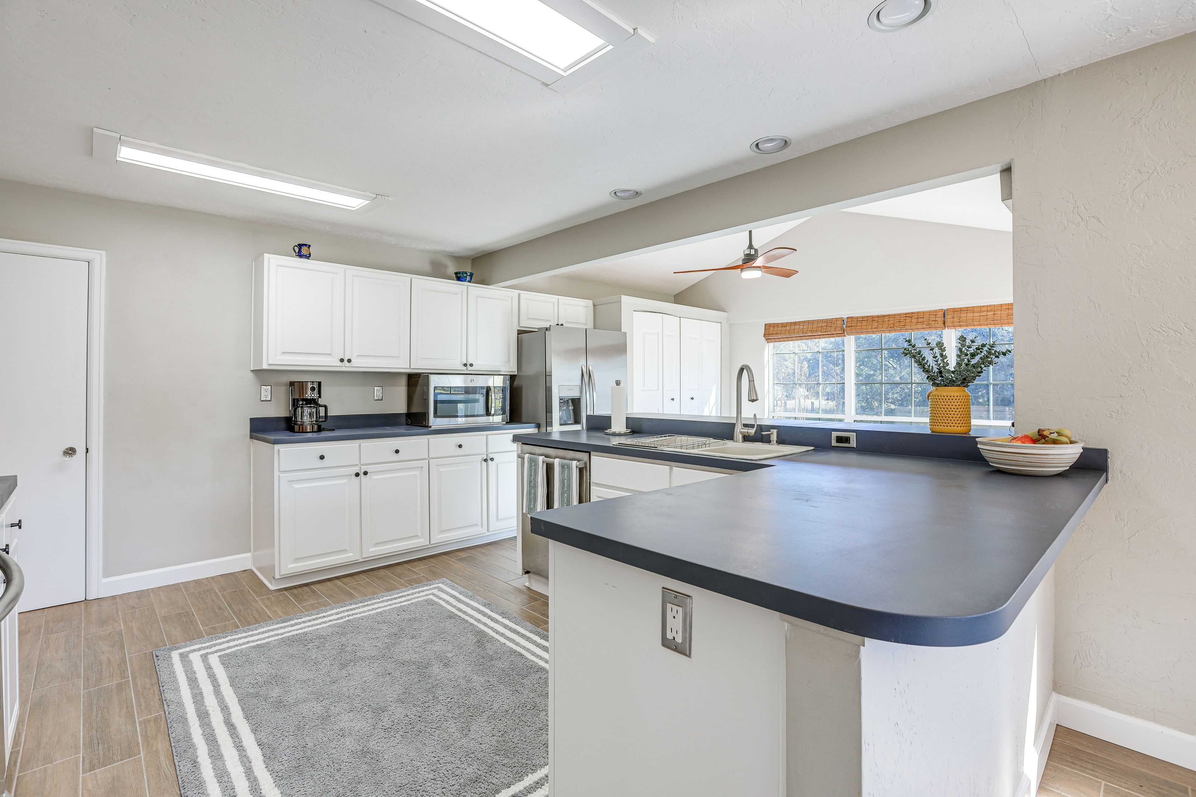 Kitchen | Coffee Maker | Paper Towels/Trash Bags Provided