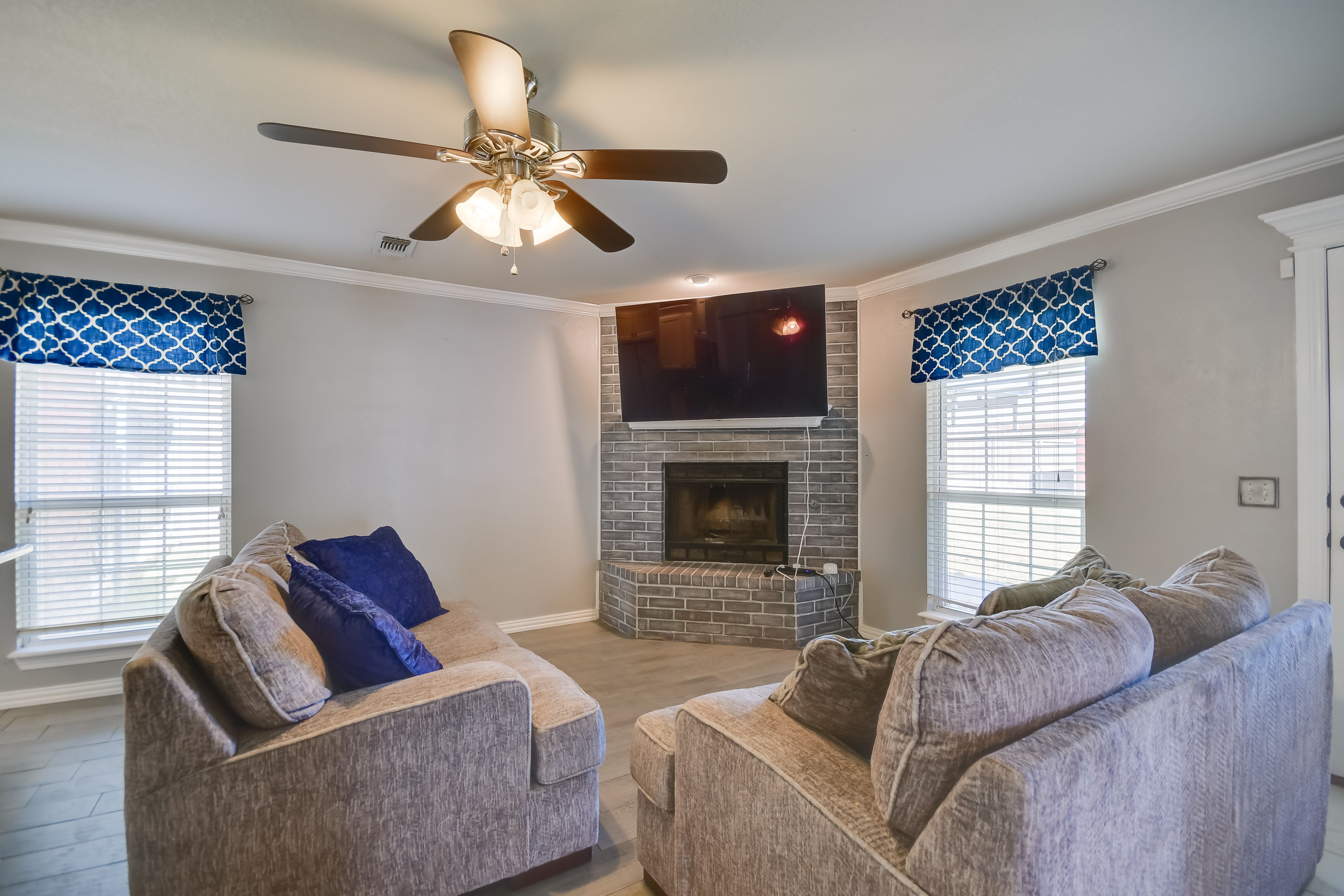 Living Room | Fireplace | Flat-Screen TV | Free WiFi