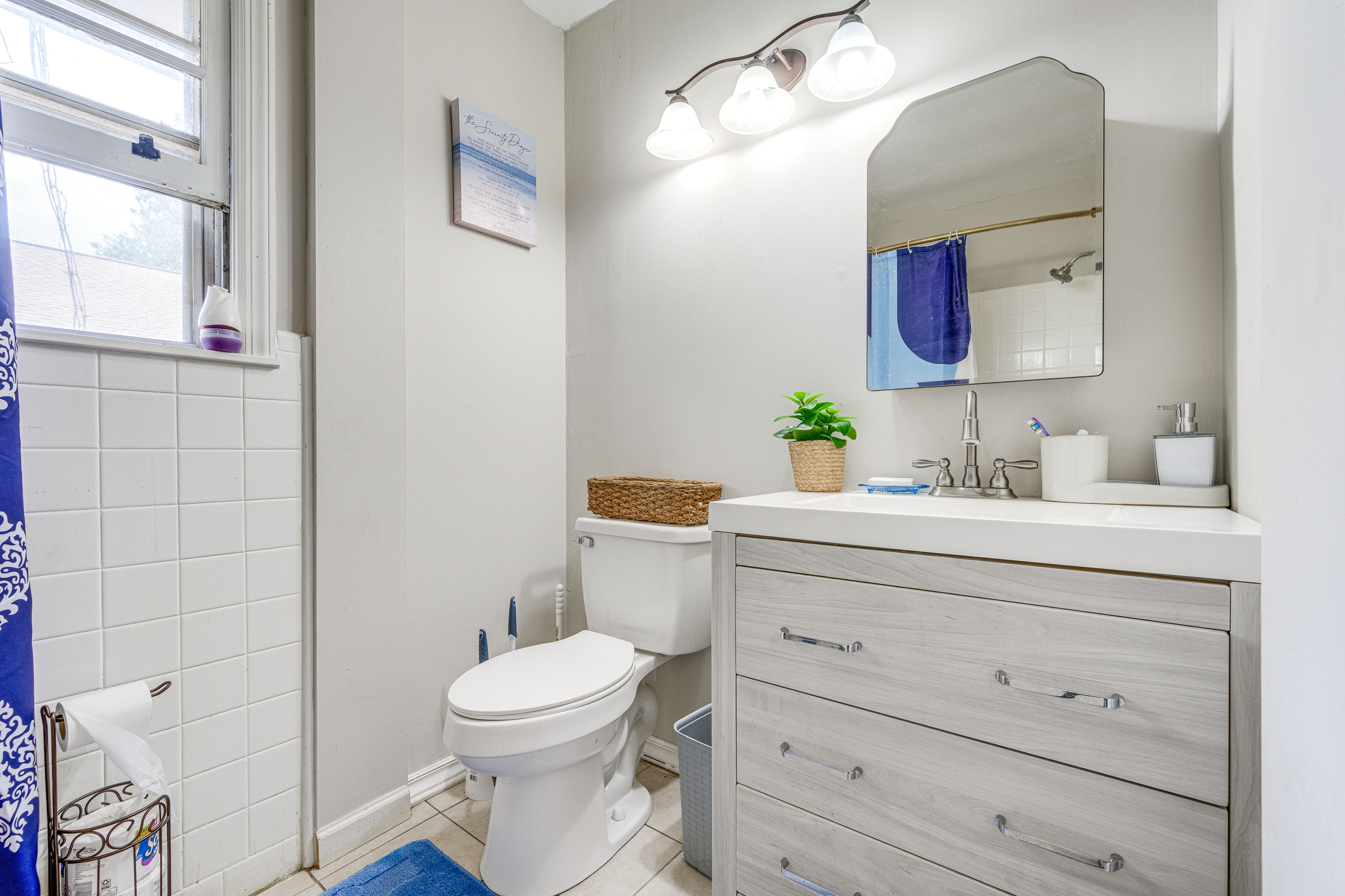 Full Bathroom | Towels Provided | Complimentary Toiletries