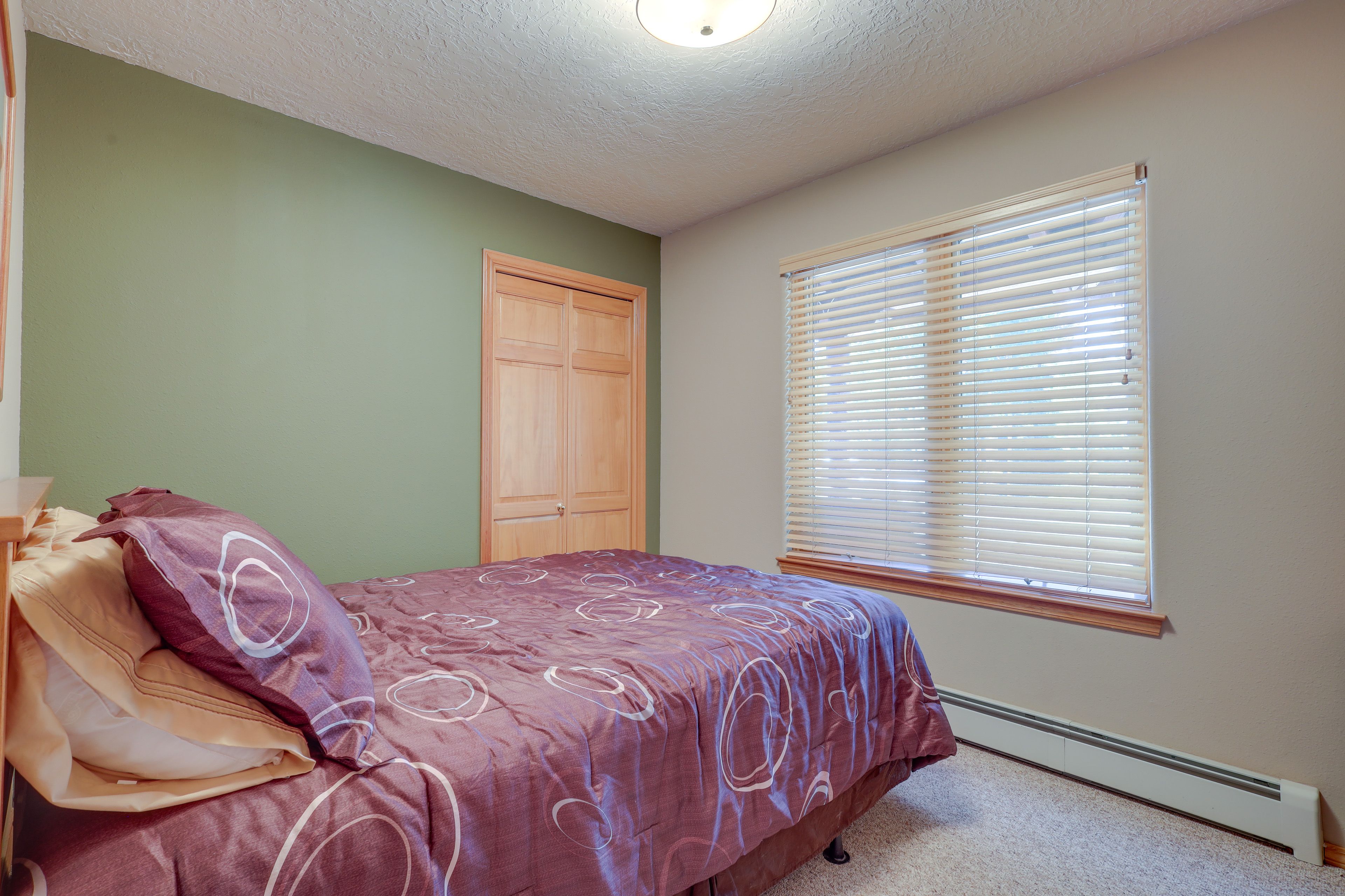 Bedroom 3 | Queen Bed