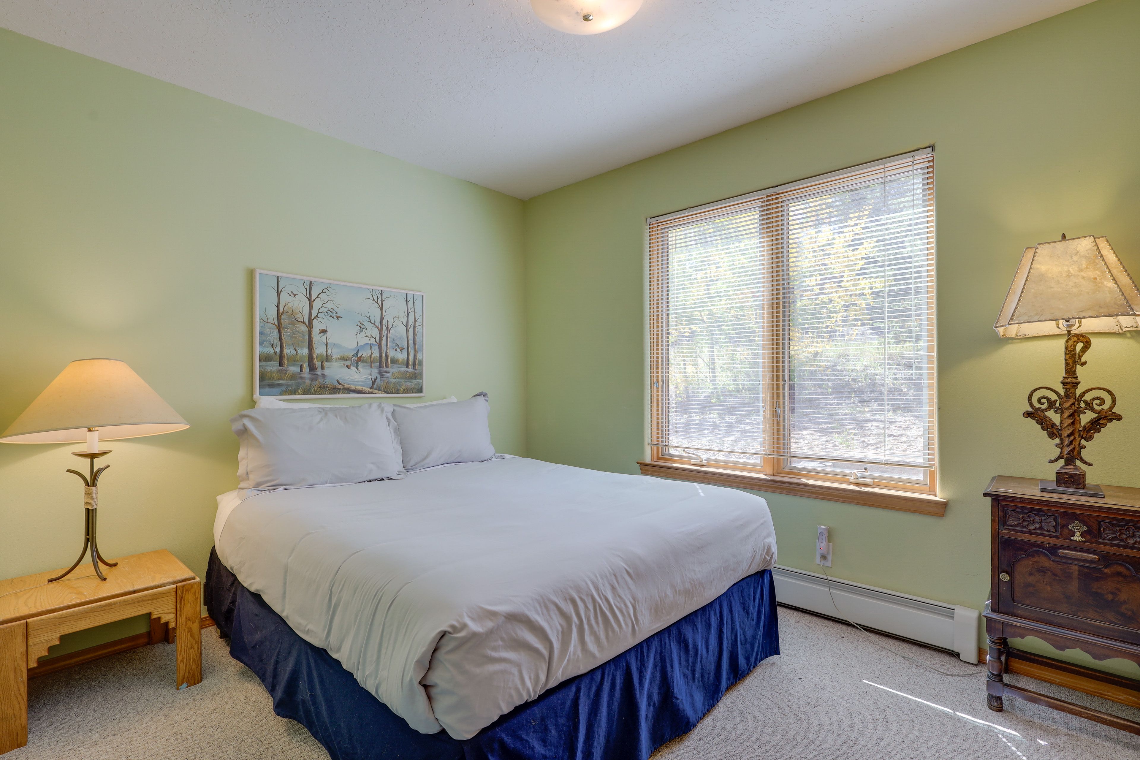 Bedroom 2 | Queen Bed