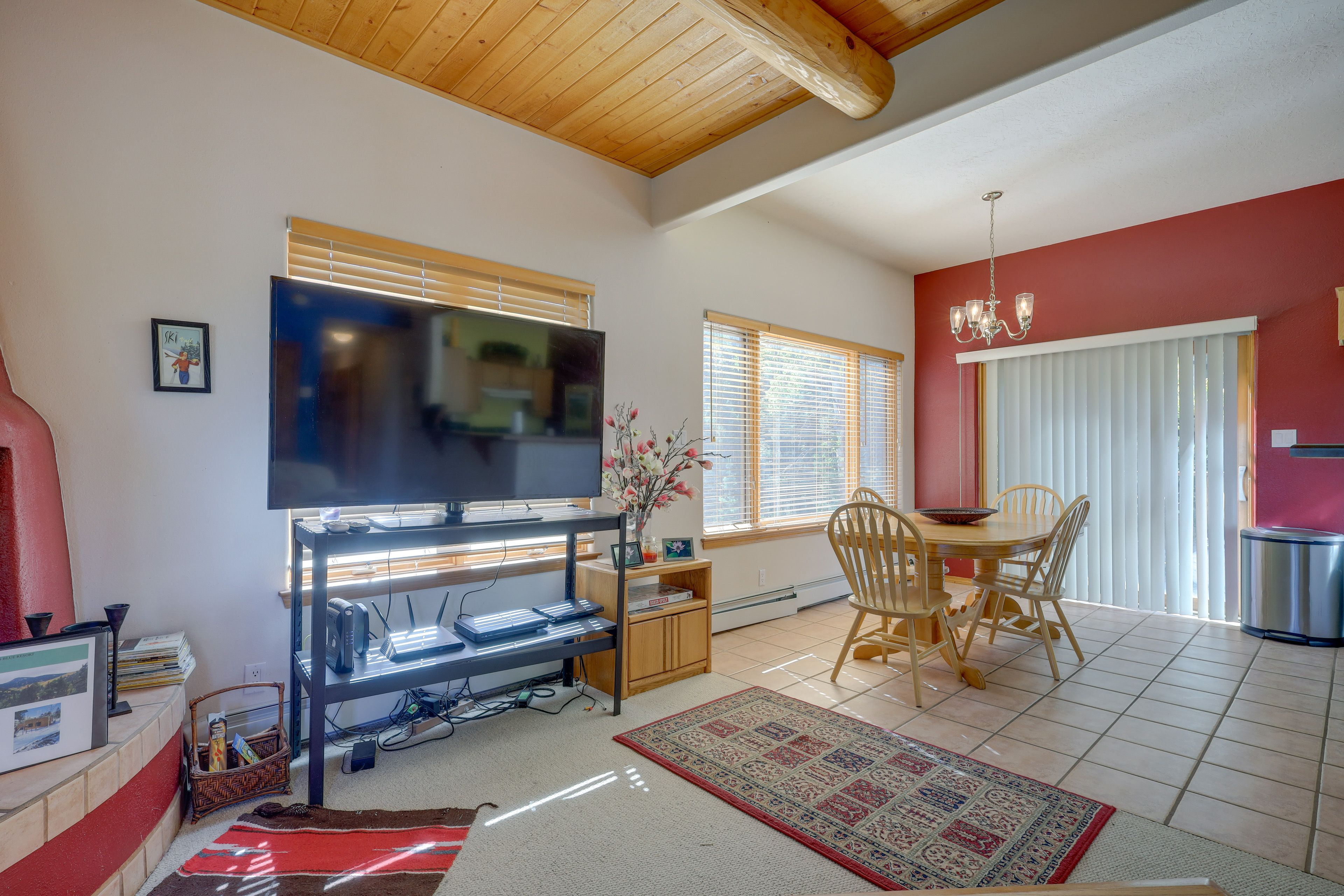 Living Area | Free WiFi | Cable TV | Fireplace