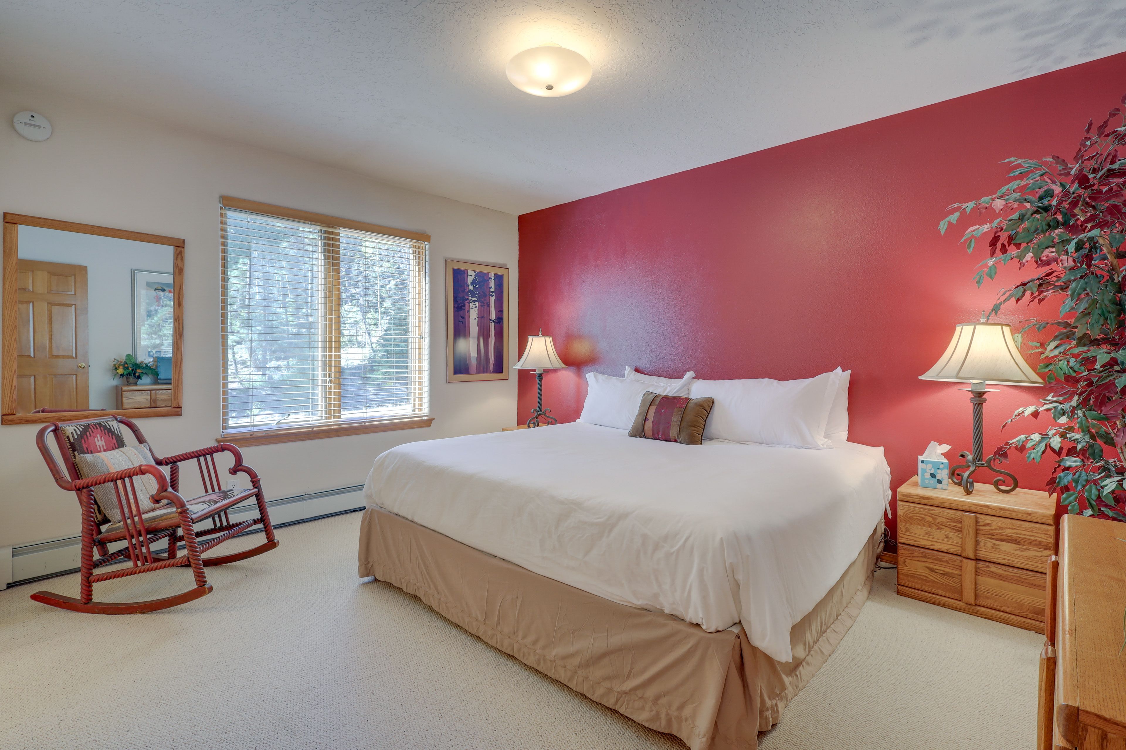 Bedroom Suite | King Bed | Cable TV | En-Suite Bathroom