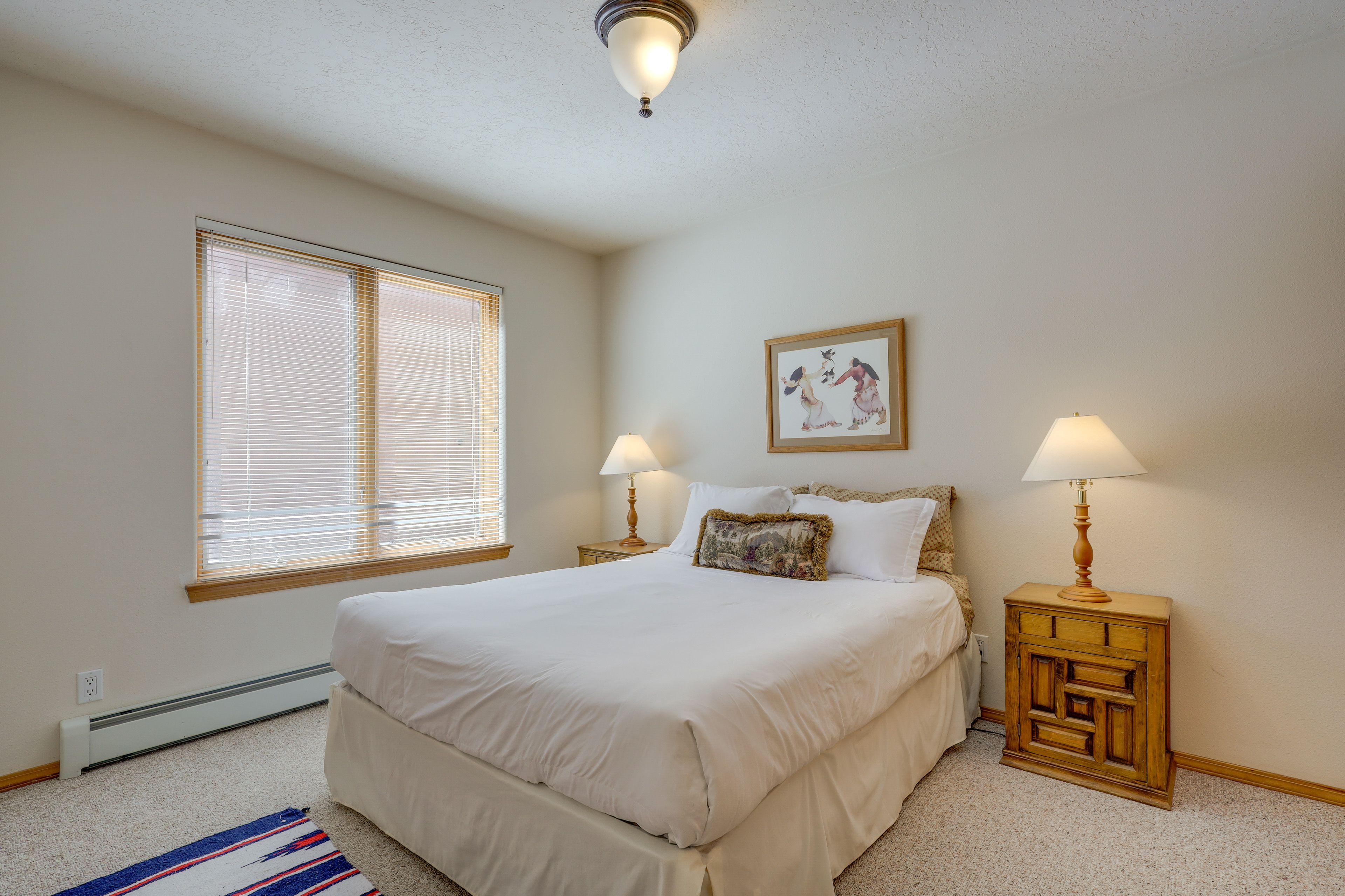 Bedroom 1 | Queen Bed