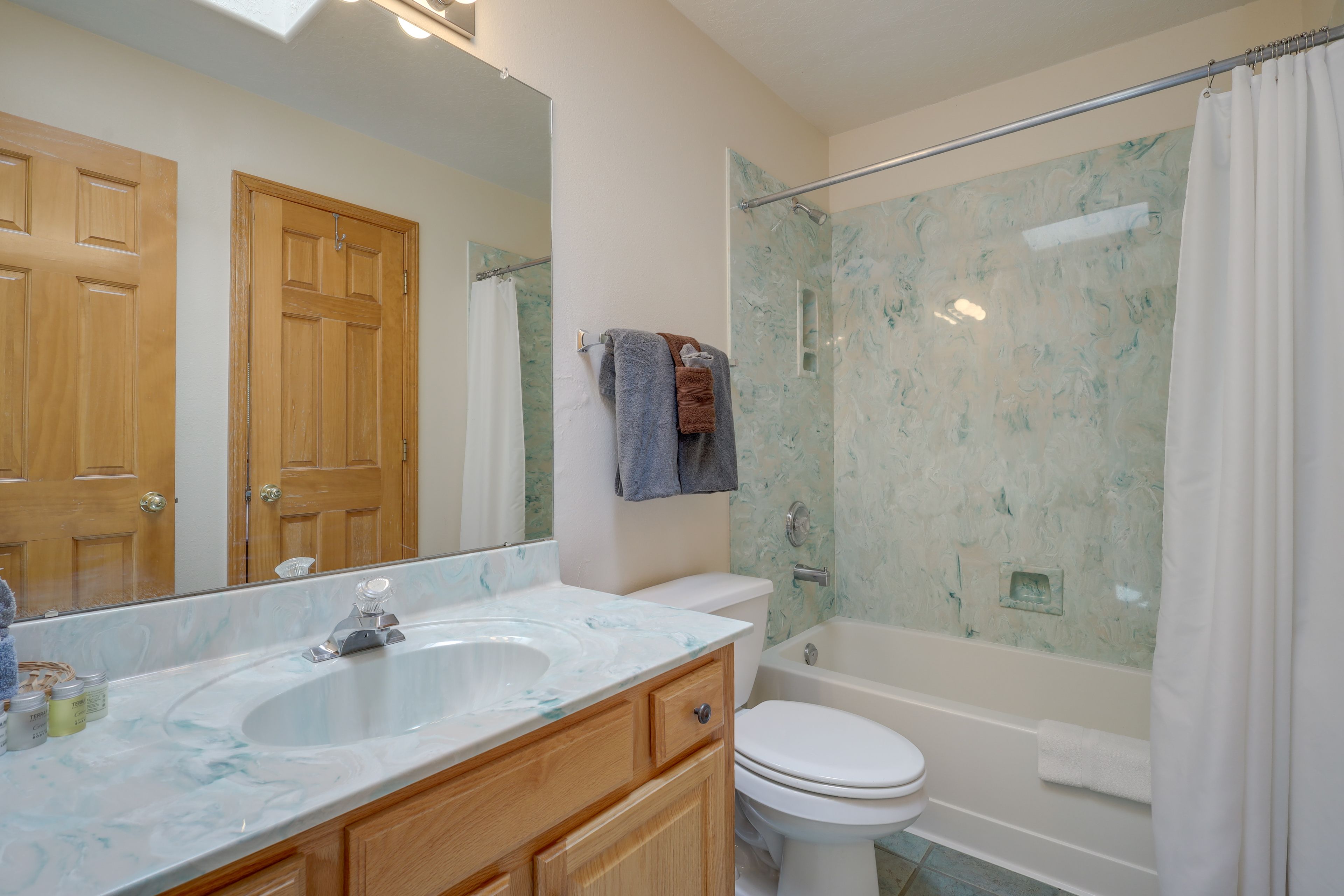 Full Bathroom | Complimentary Toiletries | Towels Provided